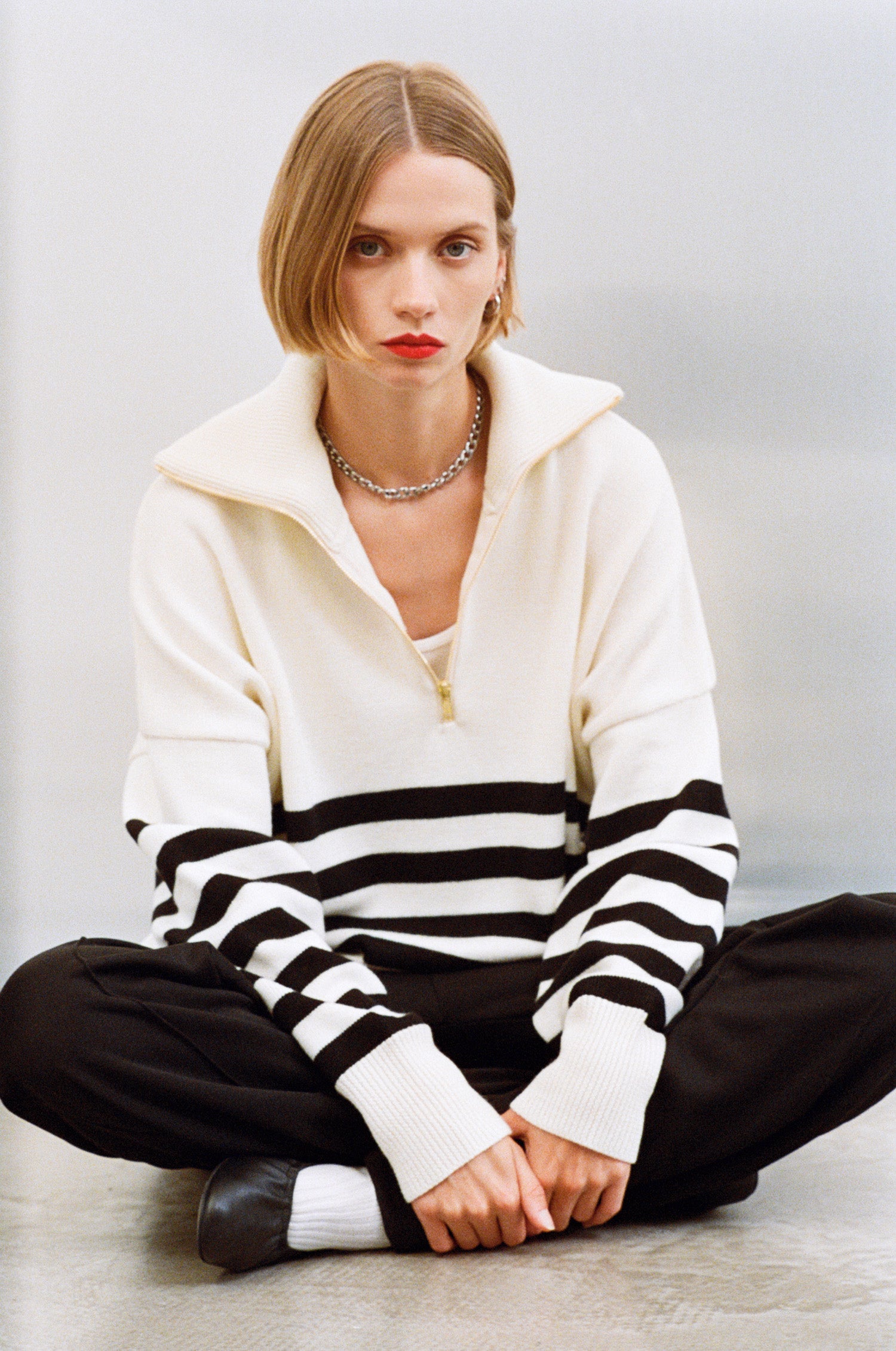 Produit Pull Aïda col zippé écru/noir confectionné par la marque Parisienne Tricots Jean Marc 1972.