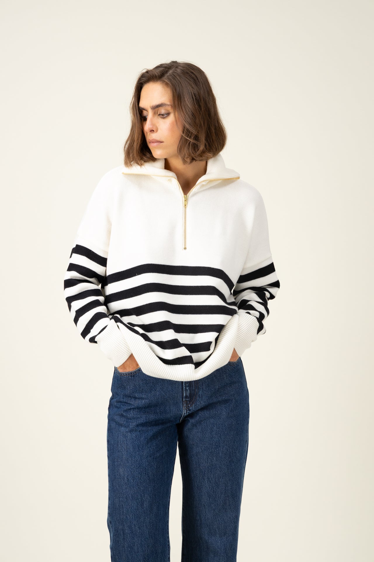 Produit Pull Aïda col zippé écru/noir confectionné par la marque Parisienne Tricots Jean Marc 1972.