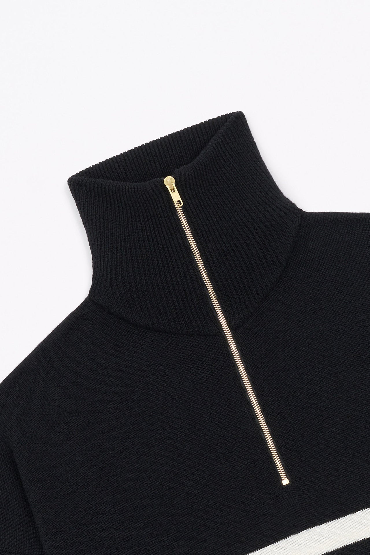 Produit Pull Aïda col zippé noir/écru confectionné par la marque Parisienne Tricots Jean Marc 1972.