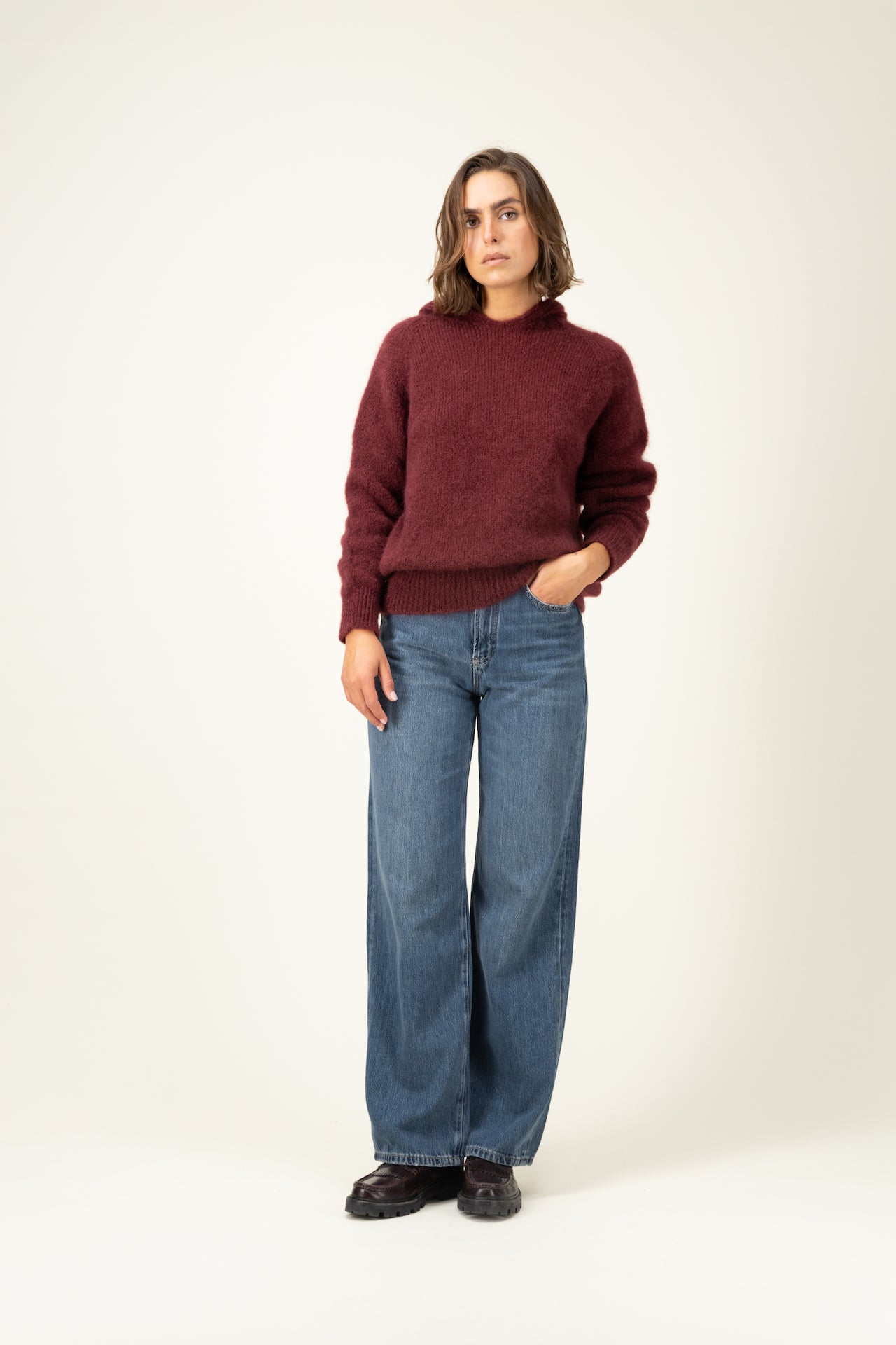 Produit Anouch capuche bordeaux confectionné par la marque Parisienne Tricots Jean Marc 1972.