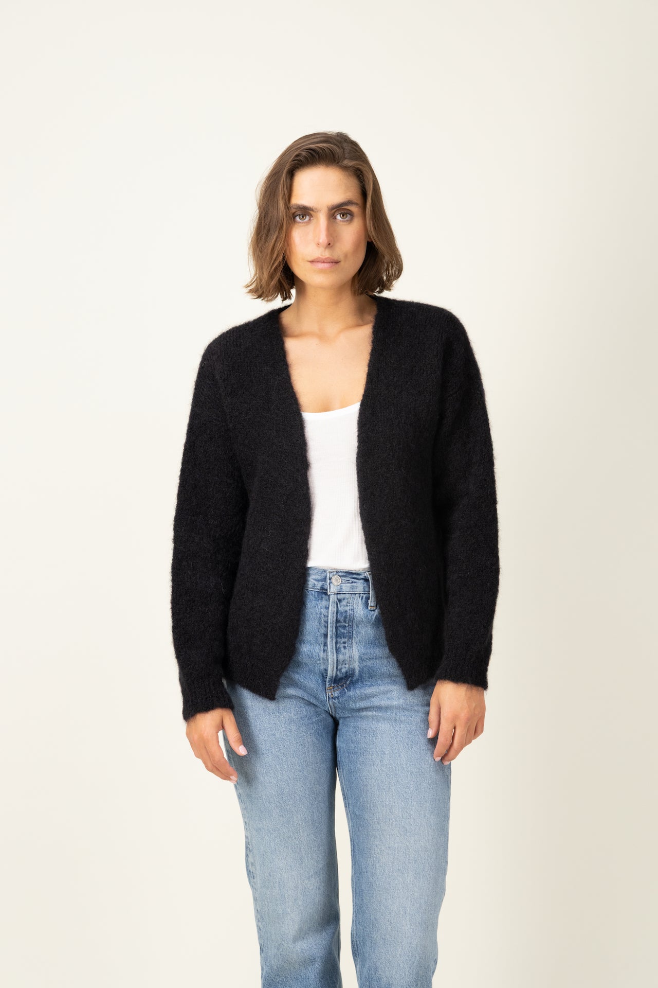 Produit Gilet Anouch noir confectionné par la marque Parisienne Tricots Jean Marc 1972.