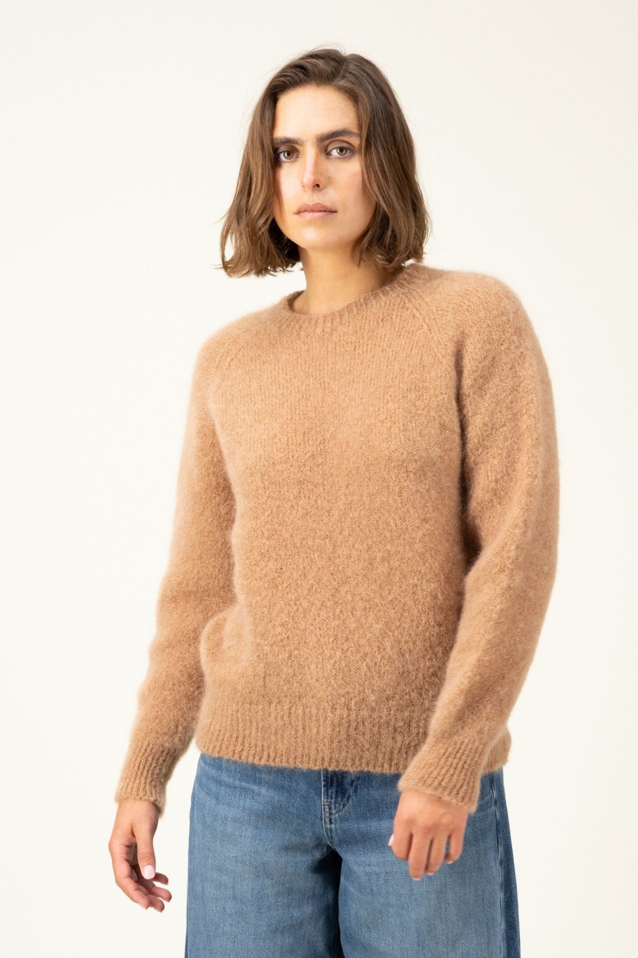 Produit Anouch col rond camel confectionné par la marque Parisienne Tricots Jean Marc 1972.