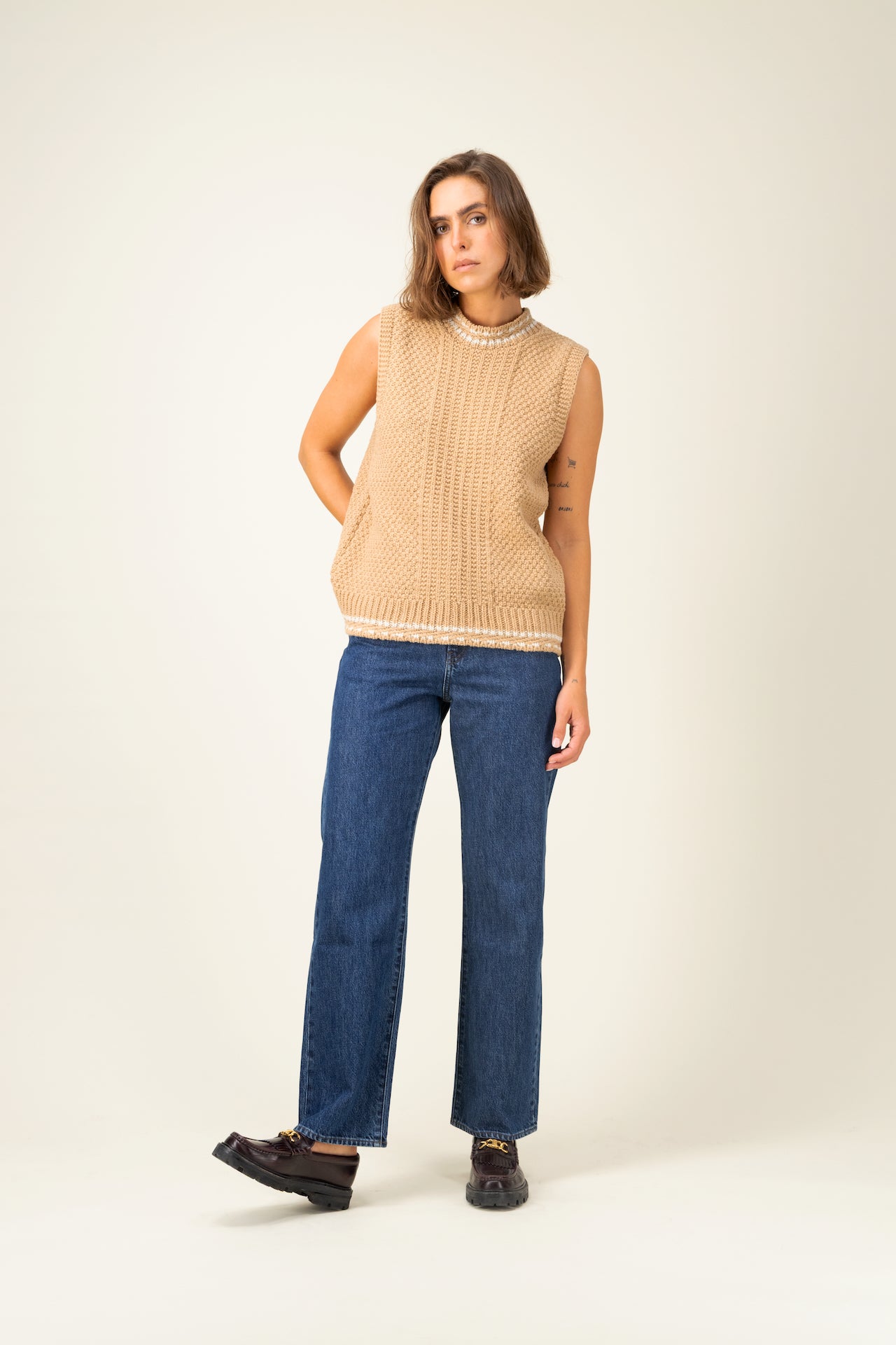 Produit Débardeur Méliné Camel/Écru confectionné par la marque Parisienne Tricots Jean Marc 1972.