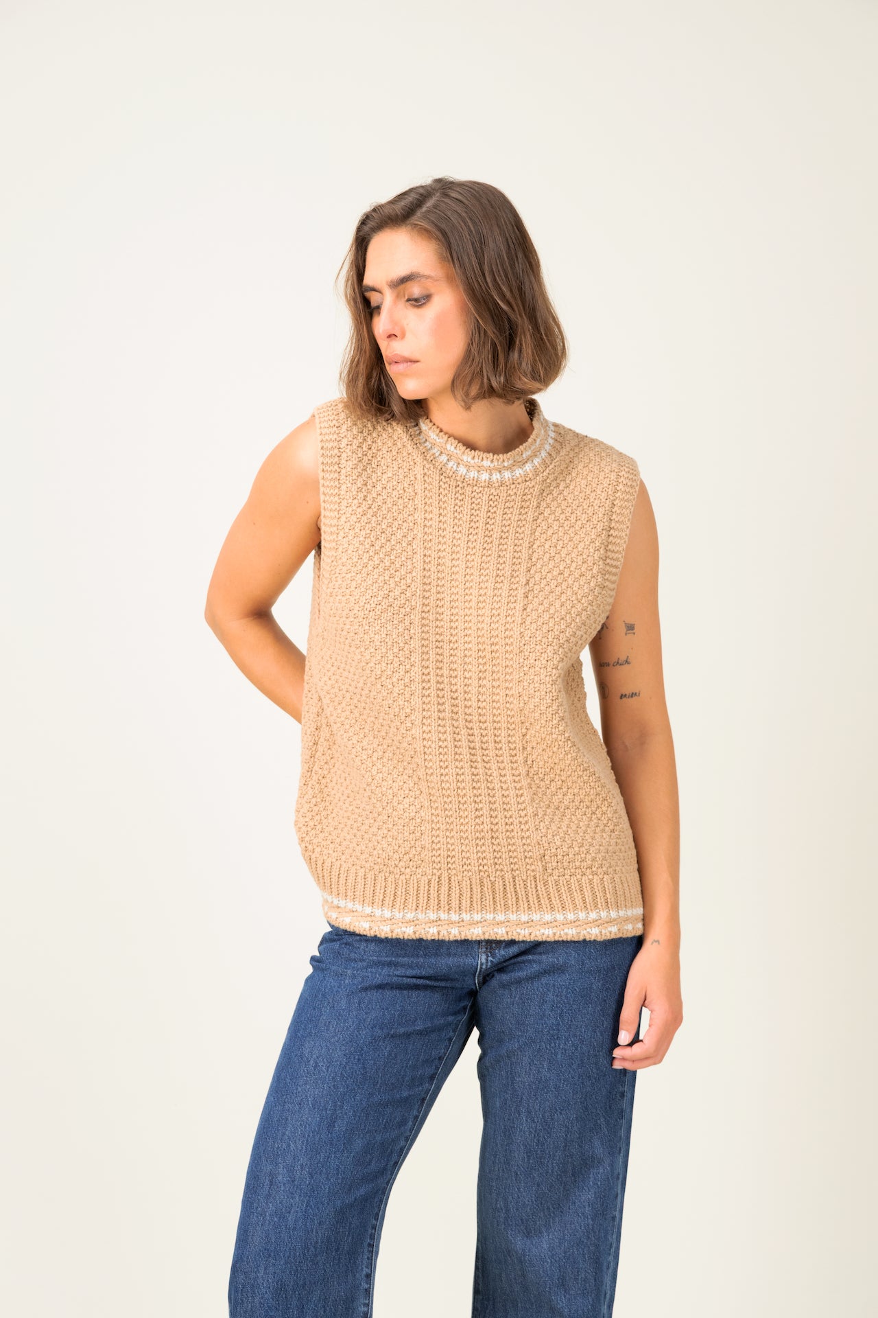 Produit Débardeur Méliné Camel / Écru confectionné par la marque Parisienne Tricots Jean Marc 1972.