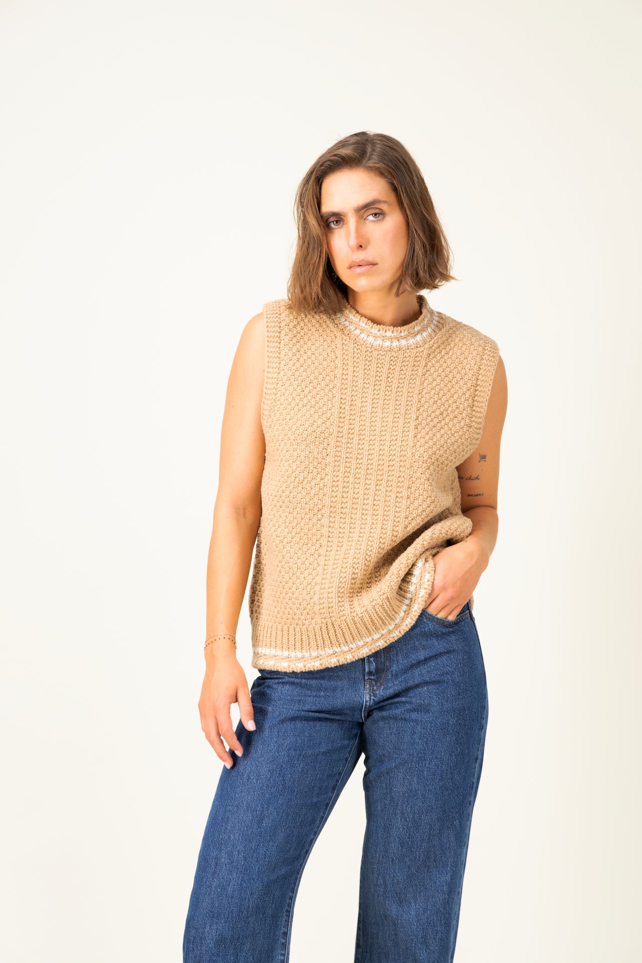 Produit Débardeur Méliné Camel / Écru confectionné par la marque Parisienne Tricots Jean Marc 1972.