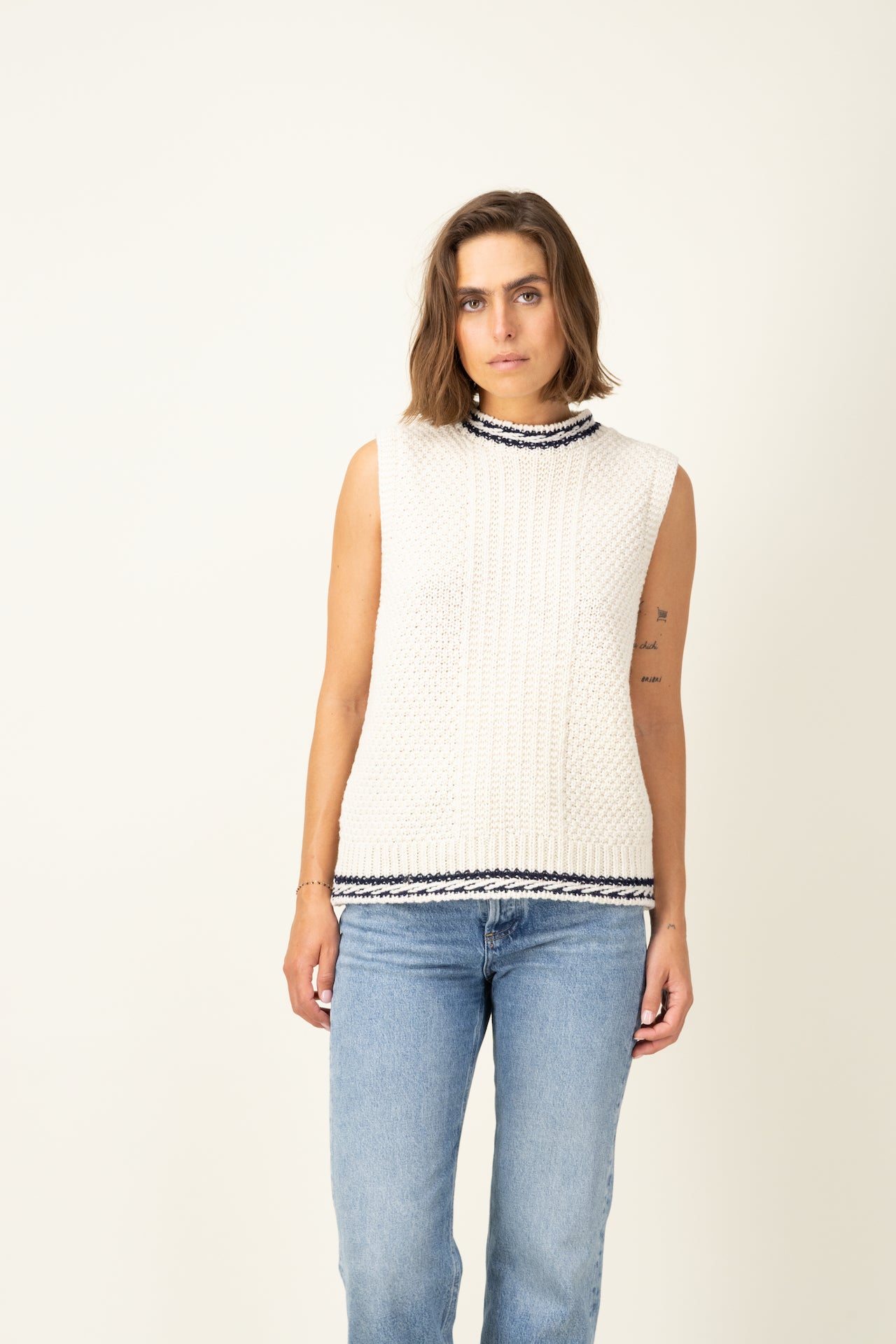 Produit Débardeur Méliné écru/marine confectionné par la marque Parisienne Tricots Jean Marc 1972.