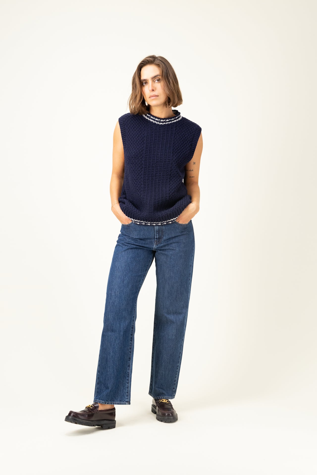 Produit Débardeur Méliné Marine / Écru confectionné par la marque Parisienne Tricots Jean Marc 1972.