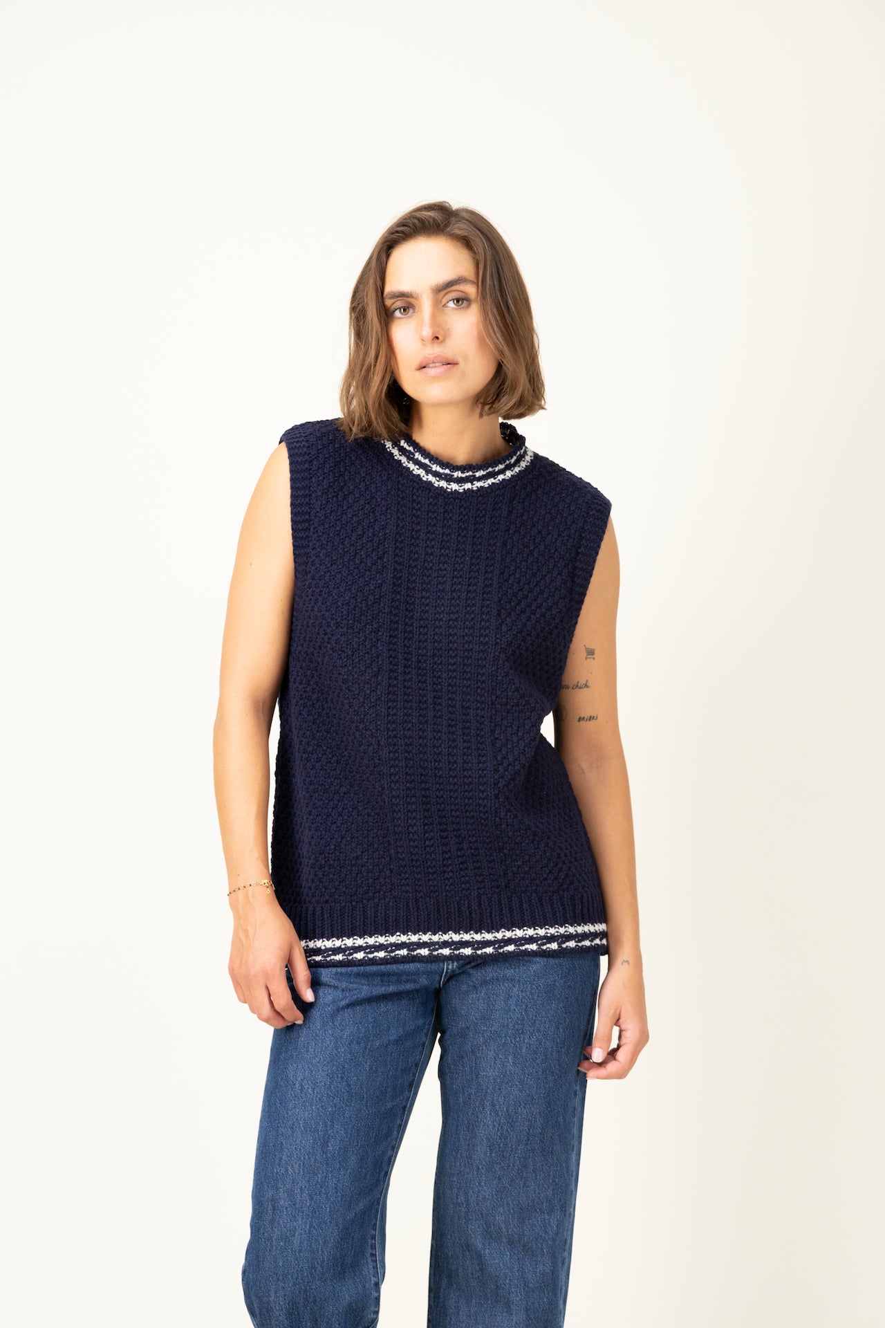 Produit Débardeur Méliné Marine / Écru confectionné par la marque Parisienne Tricots Jean Marc 1972.