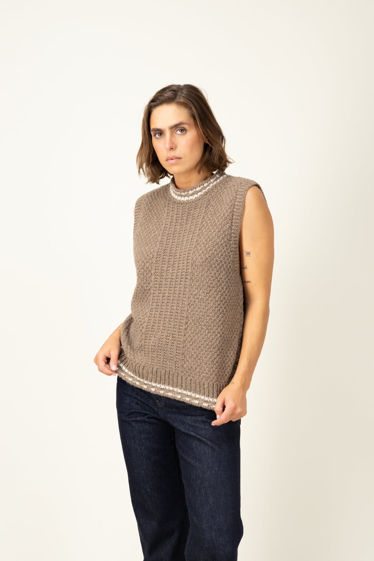 Produit Débardeur Méliné Taupe / Écru confectionné par la marque Parisienne Tricots Jean Marc 1972.