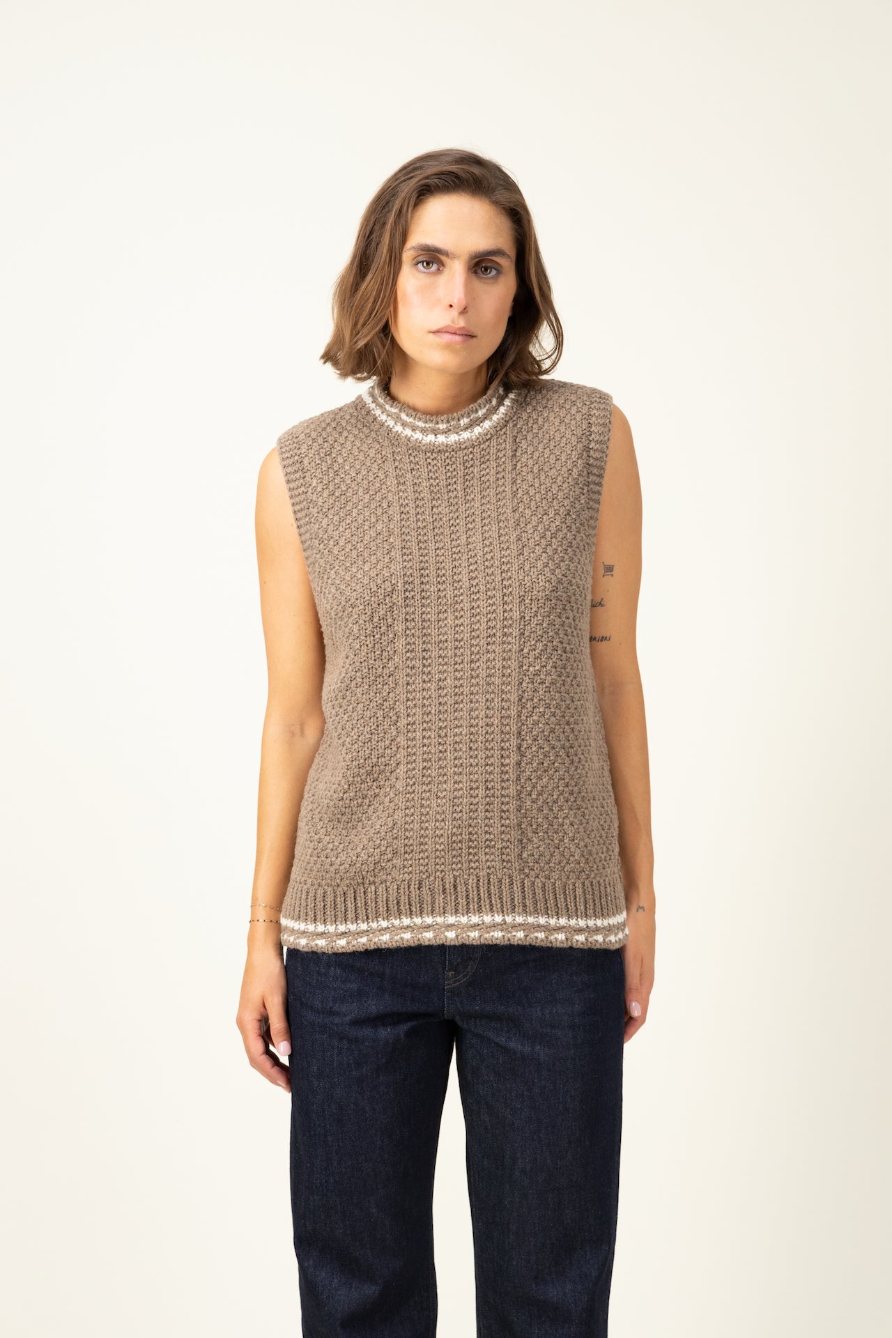 Produit Débardeur Méliné Taupe / Écru confectionné par la marque Parisienne Tricots Jean Marc 1972.