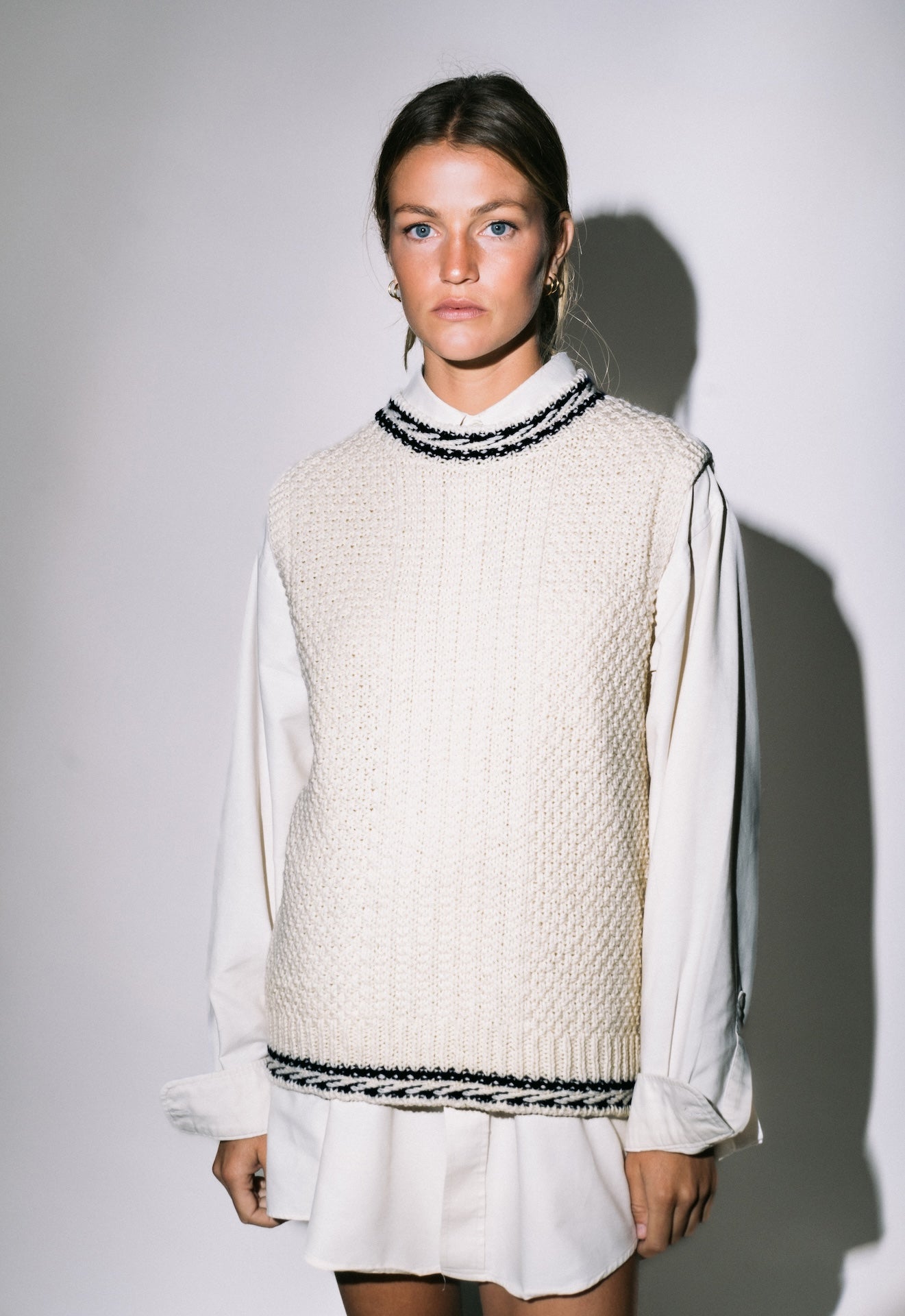 Produit Débardeur Méliné écru / marine confectionné par la marque Parisienne Tricots Jean Marc 1972.