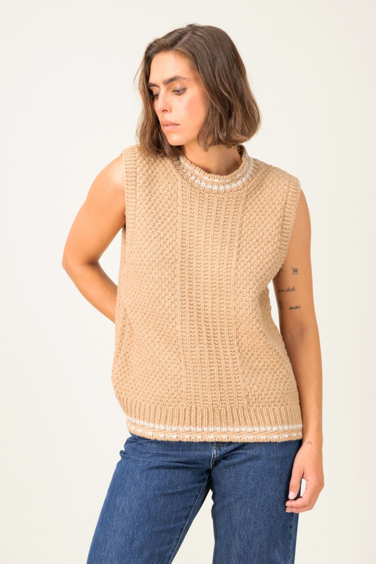 Produit Débardeur Méliné Camel / Écru confectionné par la marque Parisienne Tricots Jean Marc 1972.