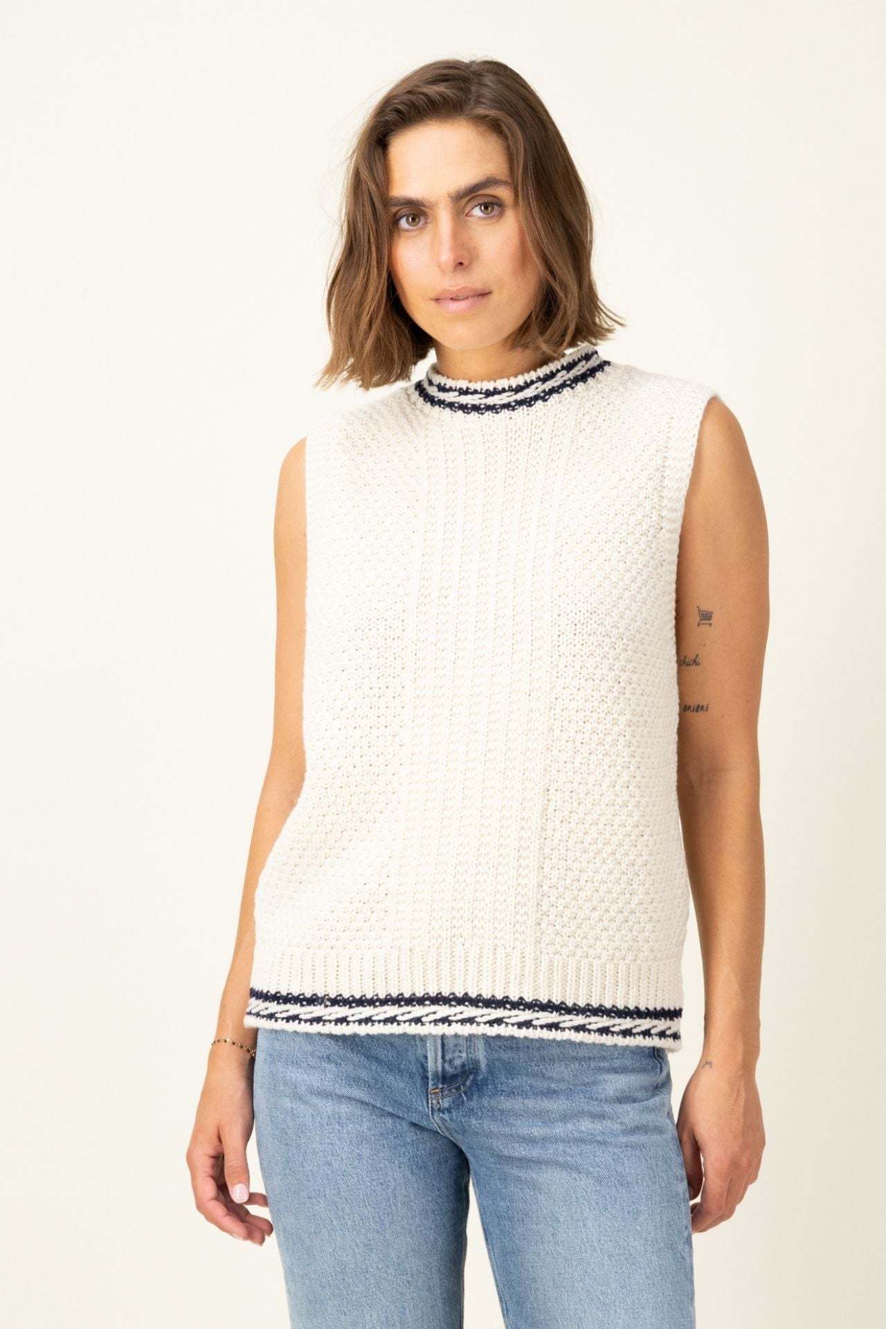 Produit Débardeur Méliné écru/marine confectionné par la marque Parisienne Tricots Jean Marc 1972.