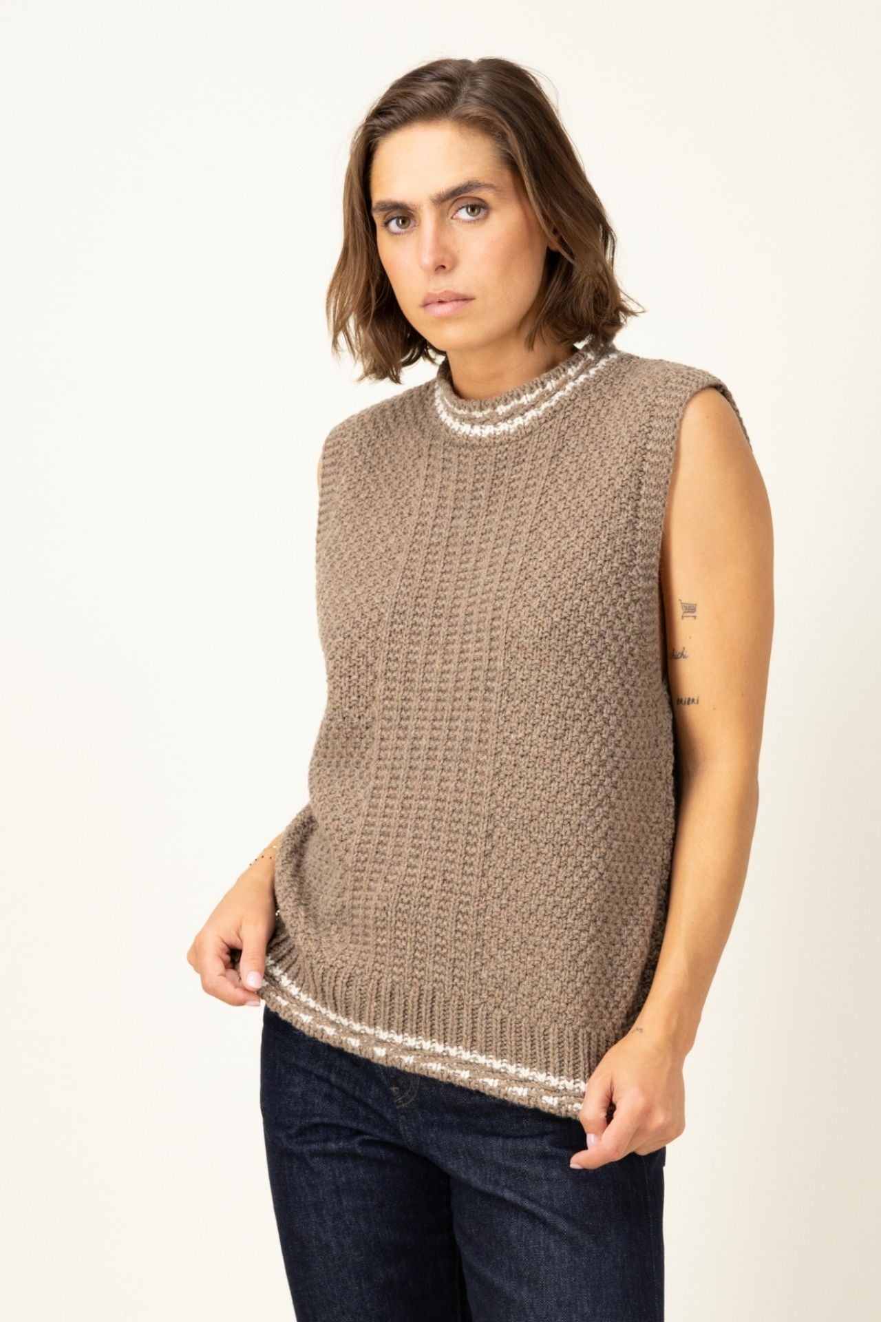 Produit Débardeur Méliné Taupe / Écru confectionné par la marque Parisienne Tricots Jean Marc 1972.