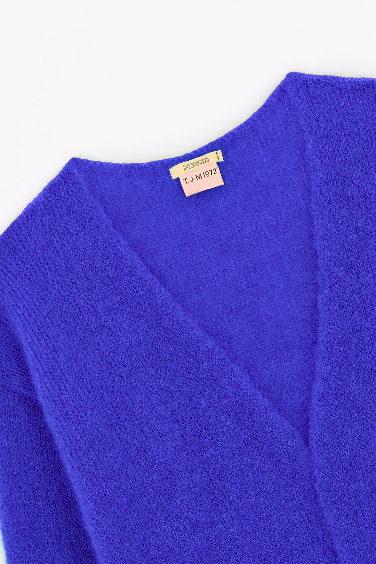 Produit Gilet Anouch bleu violet confectionné par la marque Parisienne Tricots Jean Marc 1972.