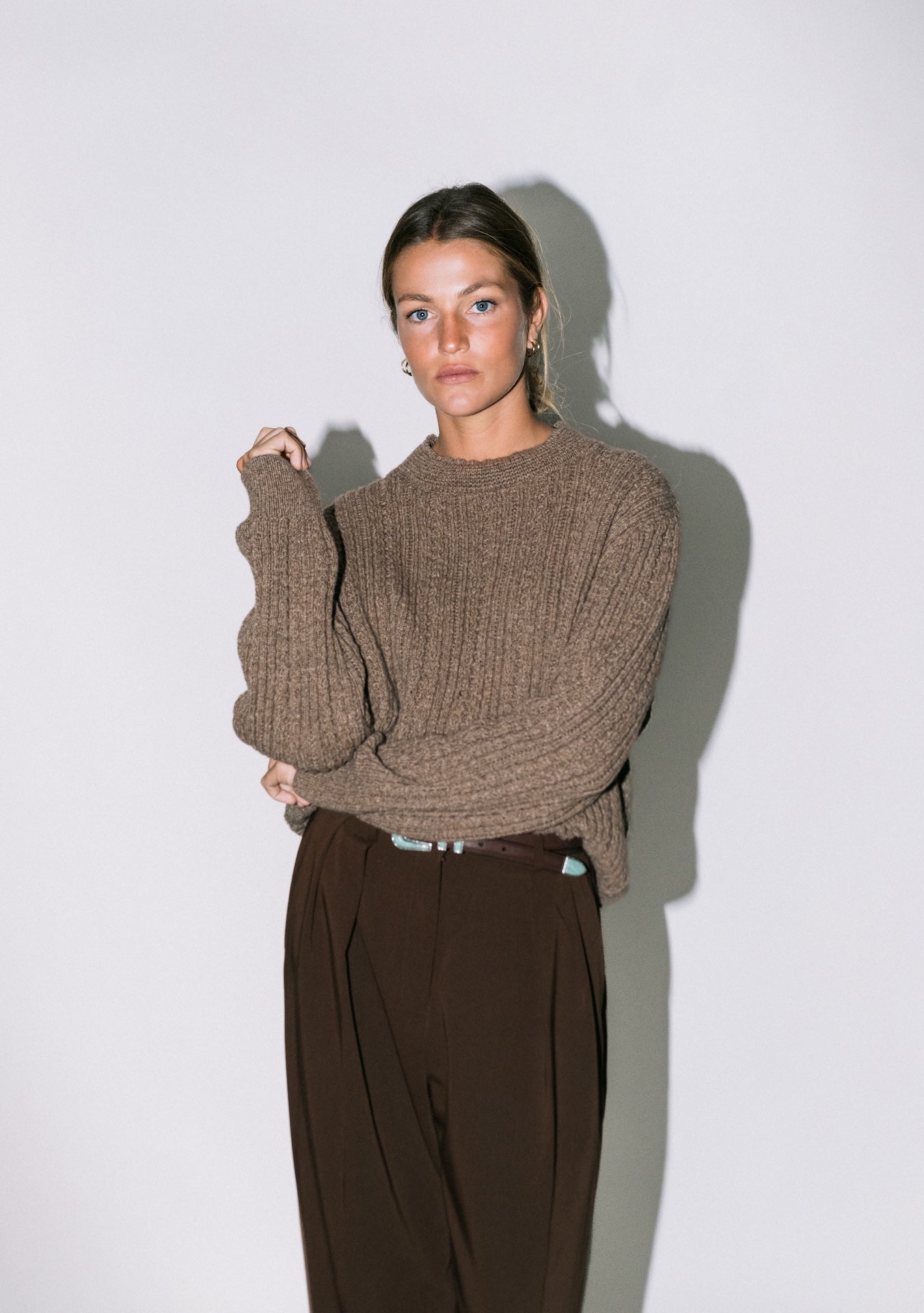 Produit Pull Méliné col rond taupe confectionné par la marque Parisienne Tricots Jean Marc 1972.