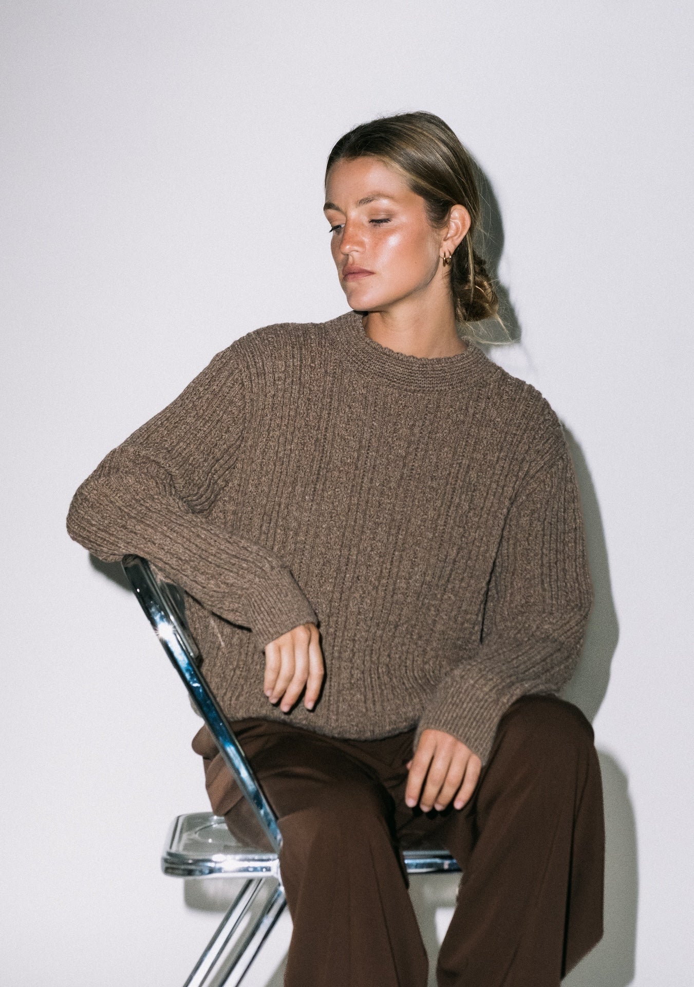 Produit Pull Méliné col rond taupe confectionné par la marque Parisienne Tricots Jean Marc 1972.