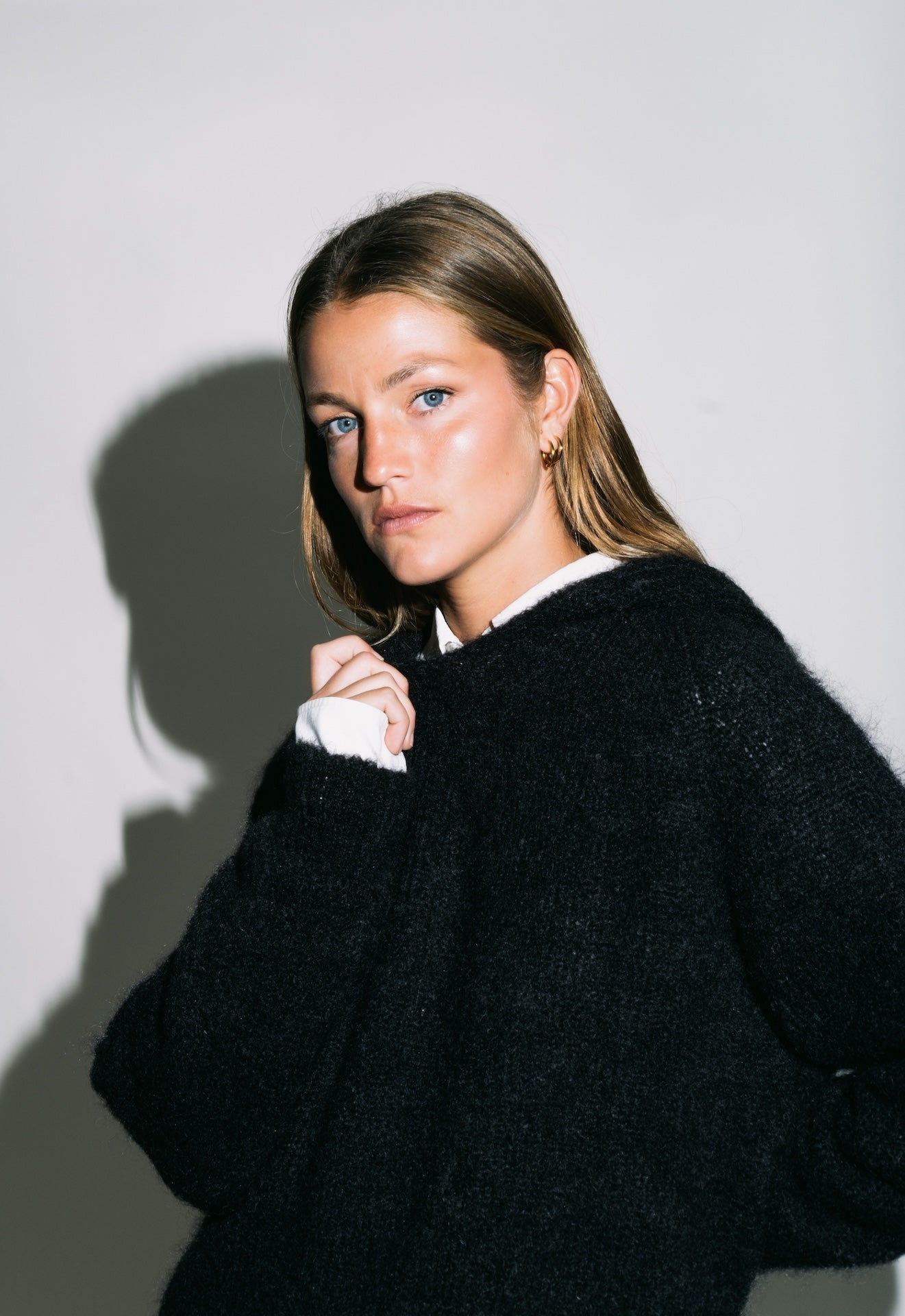 Produit Anouch capuche noir confectionné par la marque Parisienne Tricots Jean Marc 1972.