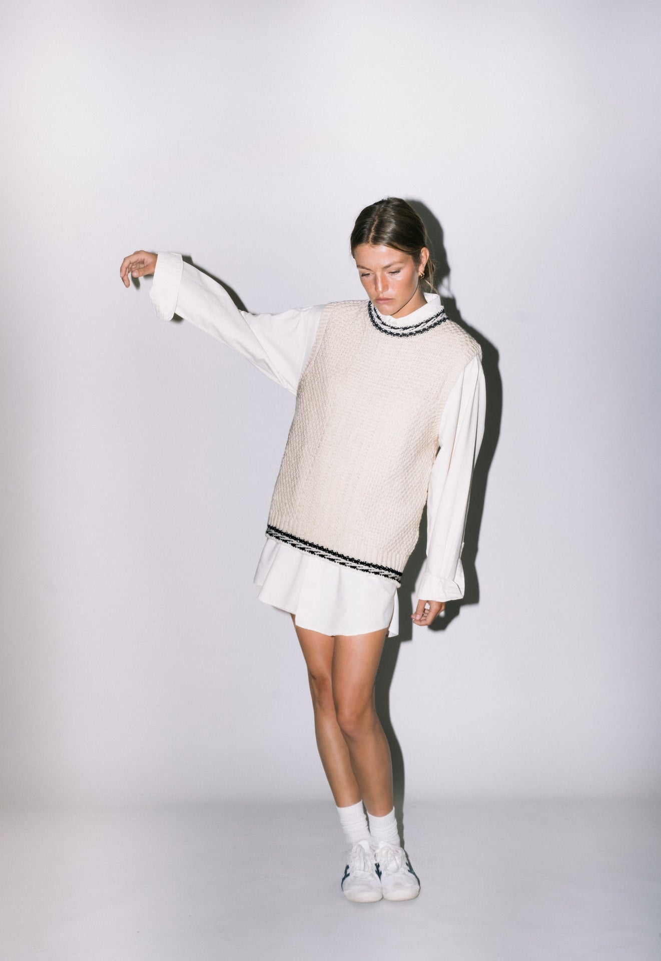 Produit Débardeur Méliné écru / marine confectionné par la marque Parisienne Tricots Jean Marc 1972.