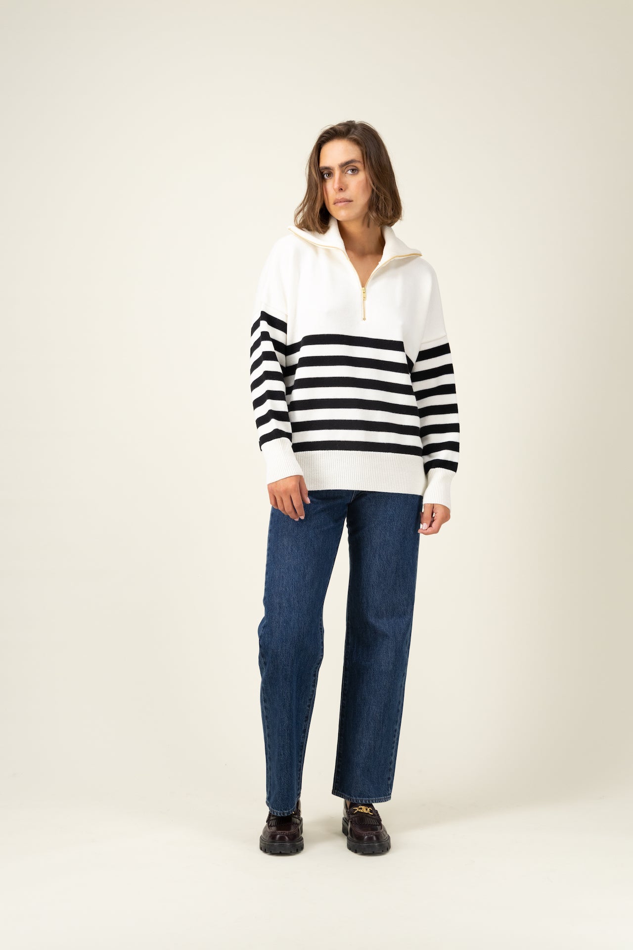 Produit Pull Aïda col zippé écru/noir confectionné par la marque Parisienne Tricots Jean Marc 1972.