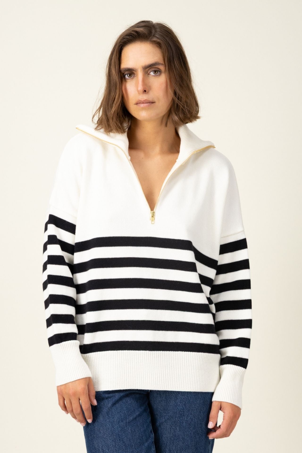 Produit Pull Aïda col zippé écru/noir confectionné par la marque Parisienne Tricots Jean Marc 1972.