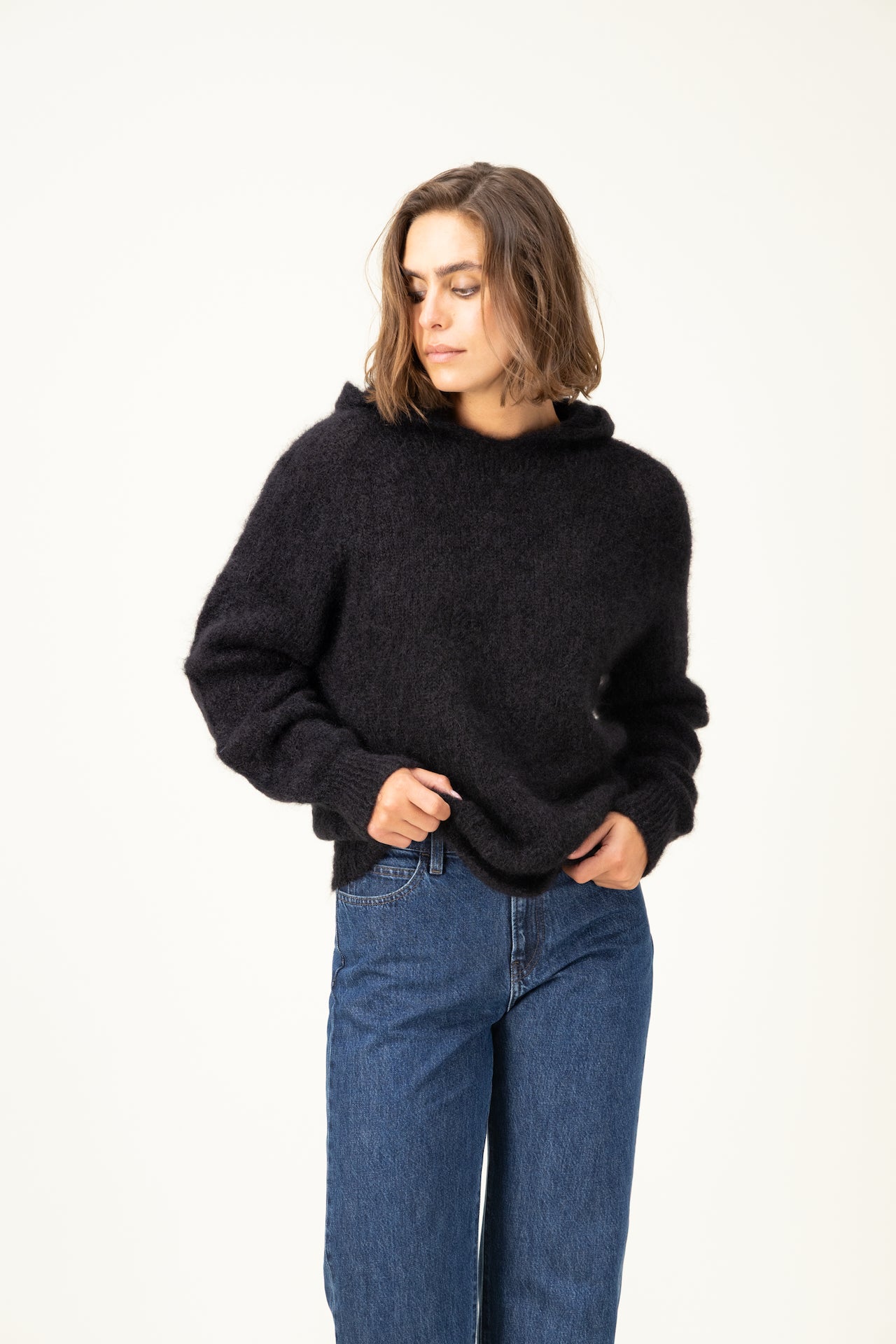 Produit Anouch capuche noir confectionné par la marque Parisienne Tricots Jean Marc 1972.