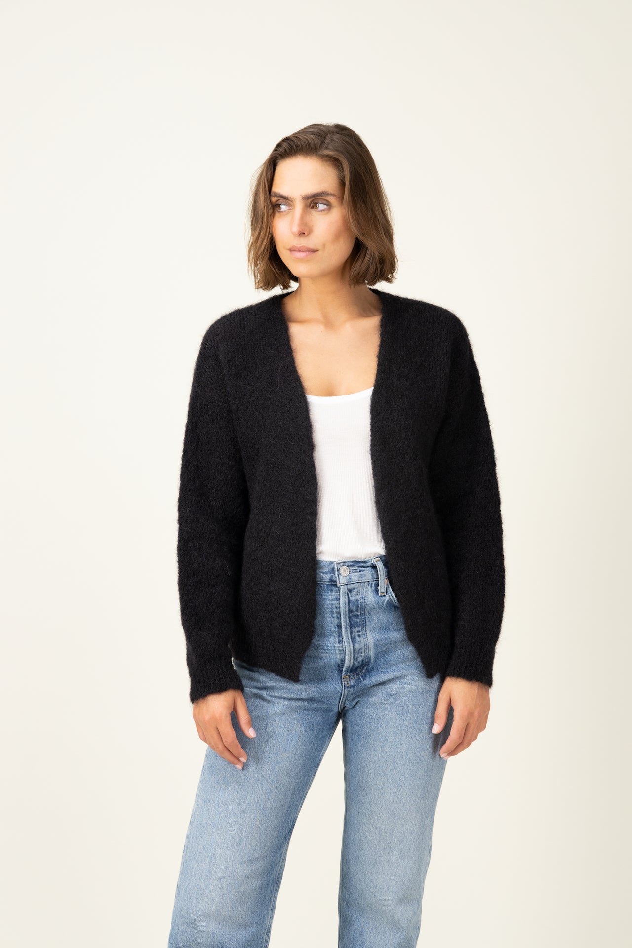 Produit Gilet Anouch noir confectionné par la marque Parisienne Tricots Jean Marc 1972.