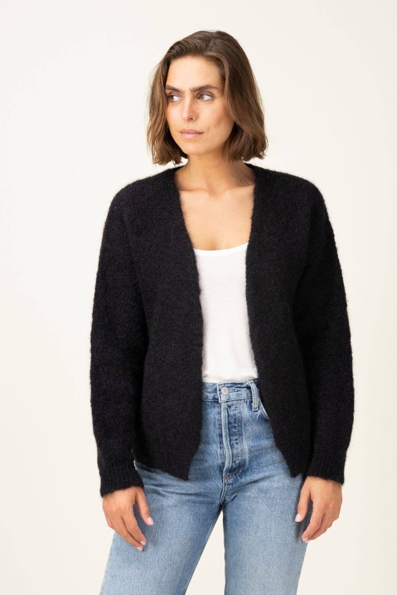 Produit Gilet Anouch noir confectionné par la marque Parisienne Tricots Jean Marc 1972.