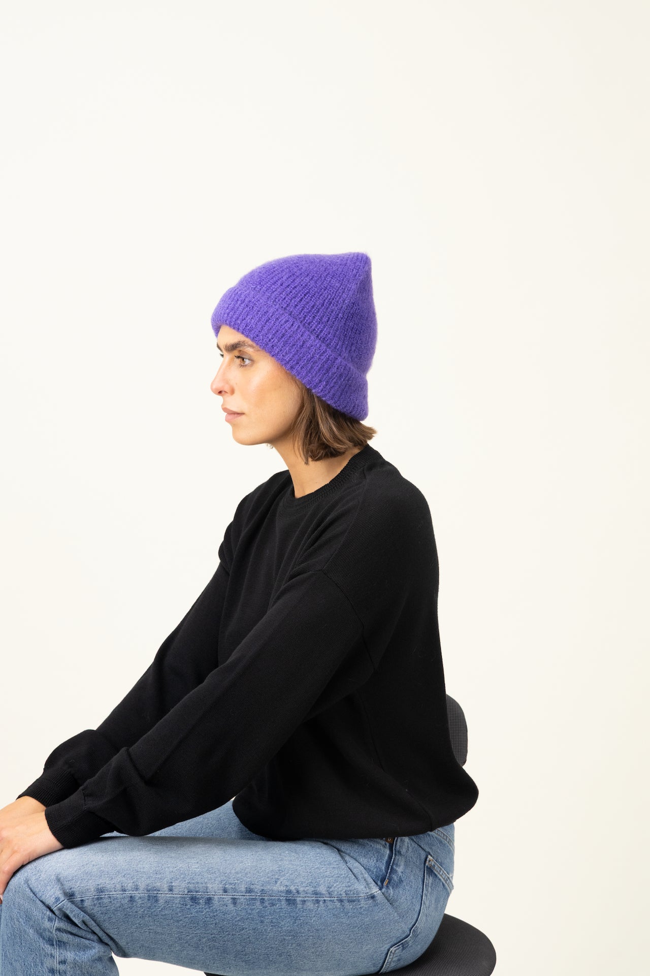 Produit Bonnet Anouch violet confectionné par la marque Parisienne Tricots Jean Marc 1972.