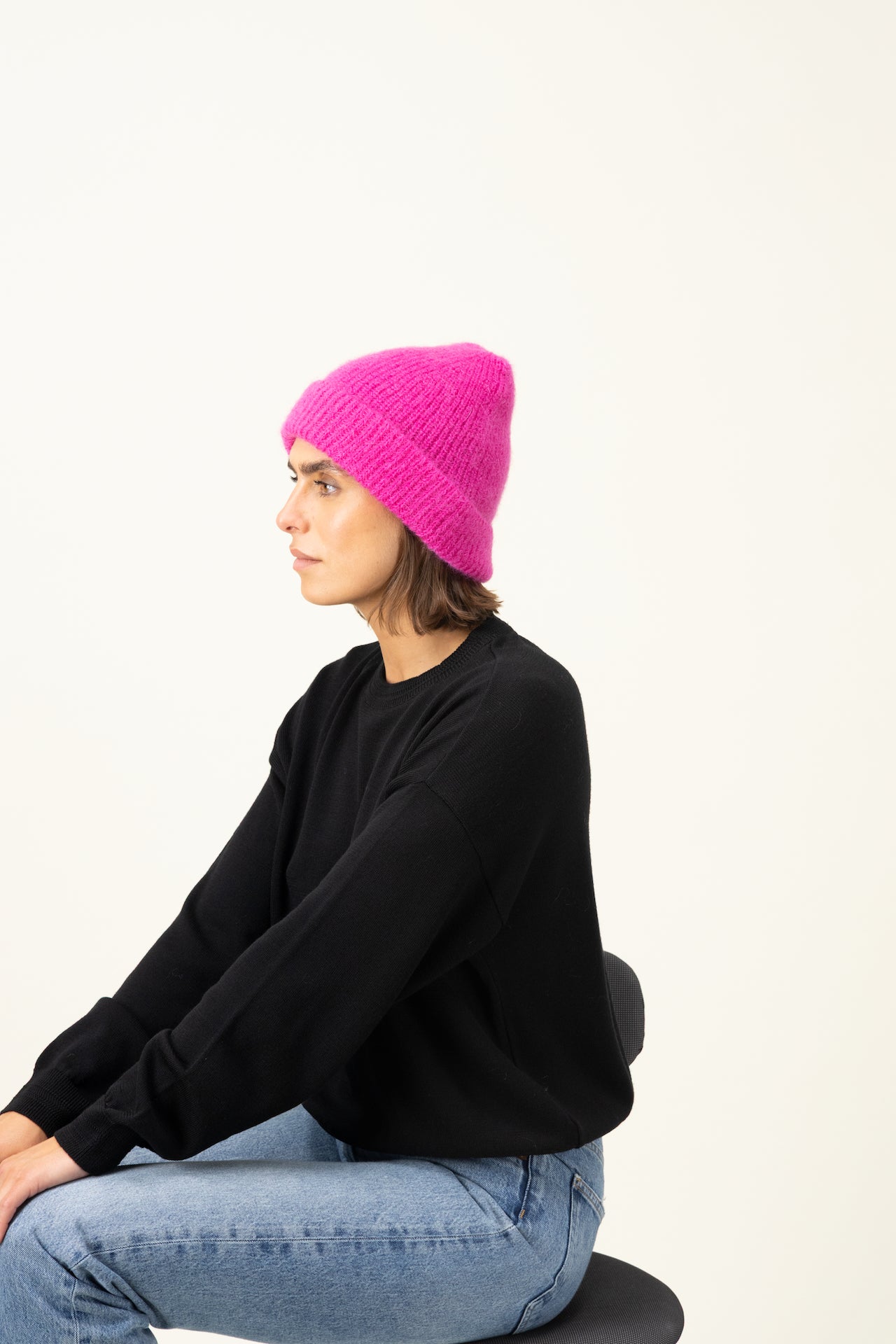 Produit Bonnet Anouch fuchsia confectionné par la marque Parisienne Tricots Jean Marc 1972.