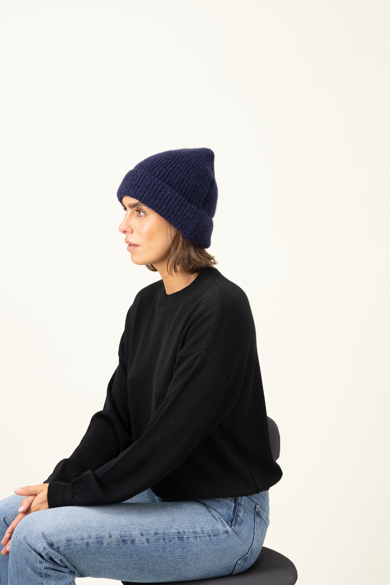 Produit Bonnet Anouch marine confectionné par la marque Parisienne Tricots Jean Marc 1972.