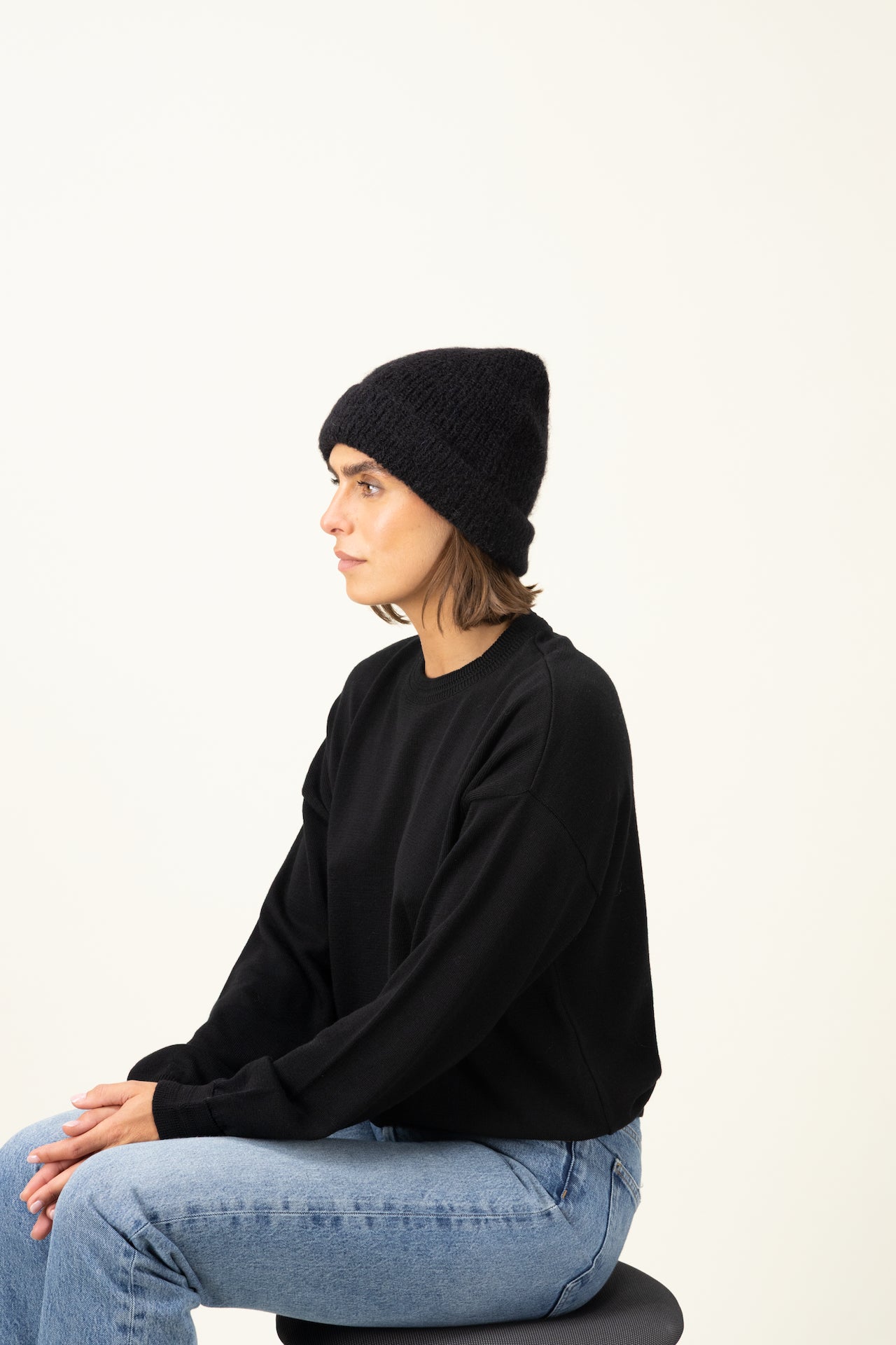 Produit Bonnet Anouch noir confectionné par la marque Parisienne Tricots Jean Marc 1972.