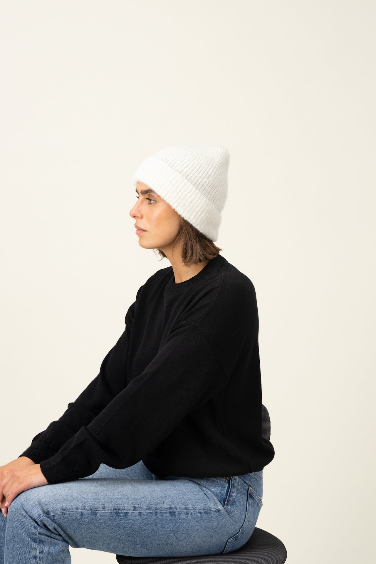 Produit Bonnet Anouch écru confectionné par la marque Parisienne Tricots Jean Marc 1972.