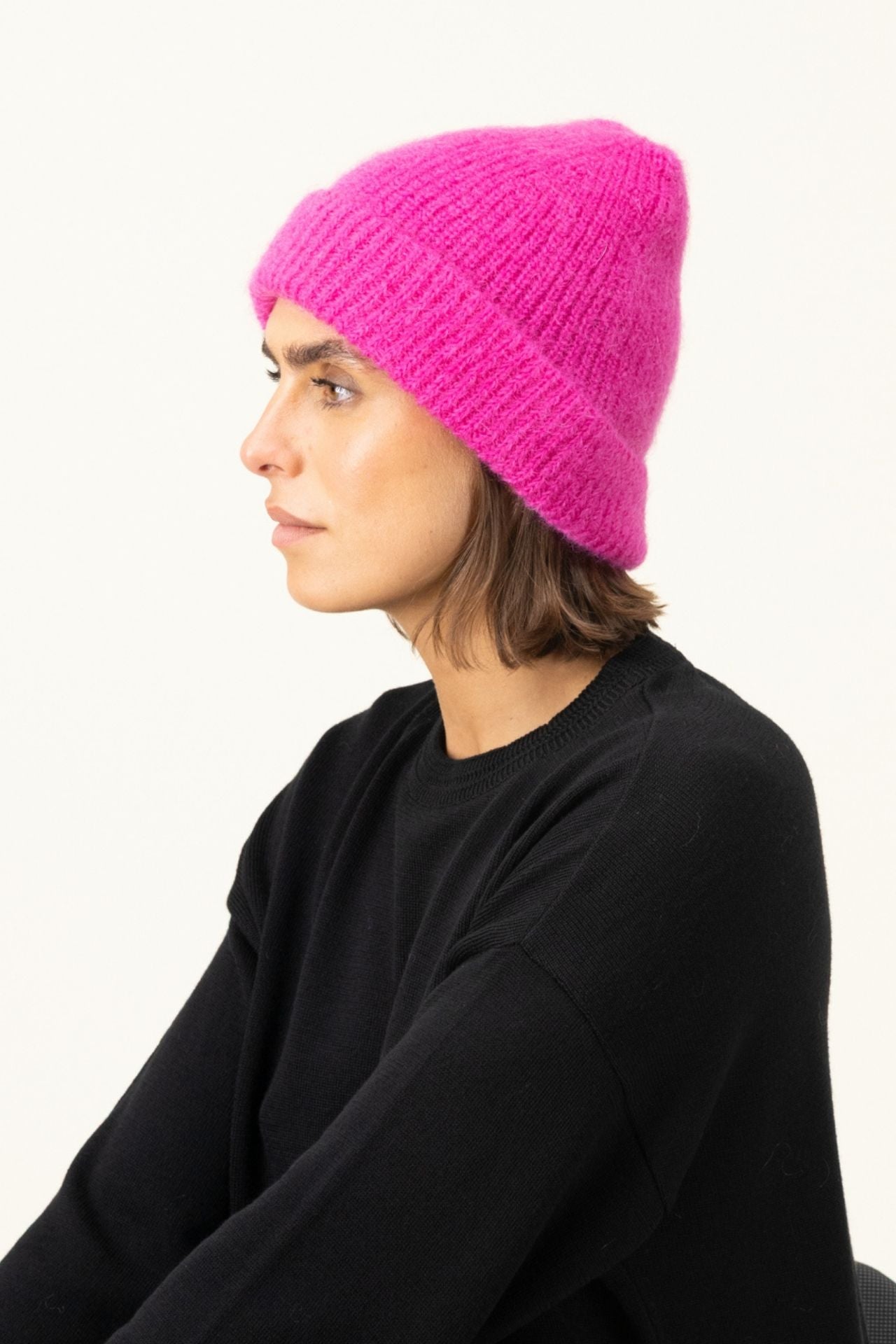 Produit Bonnet Anouch fuchsia confectionné par la marque Parisienne Tricots Jean Marc 1972.