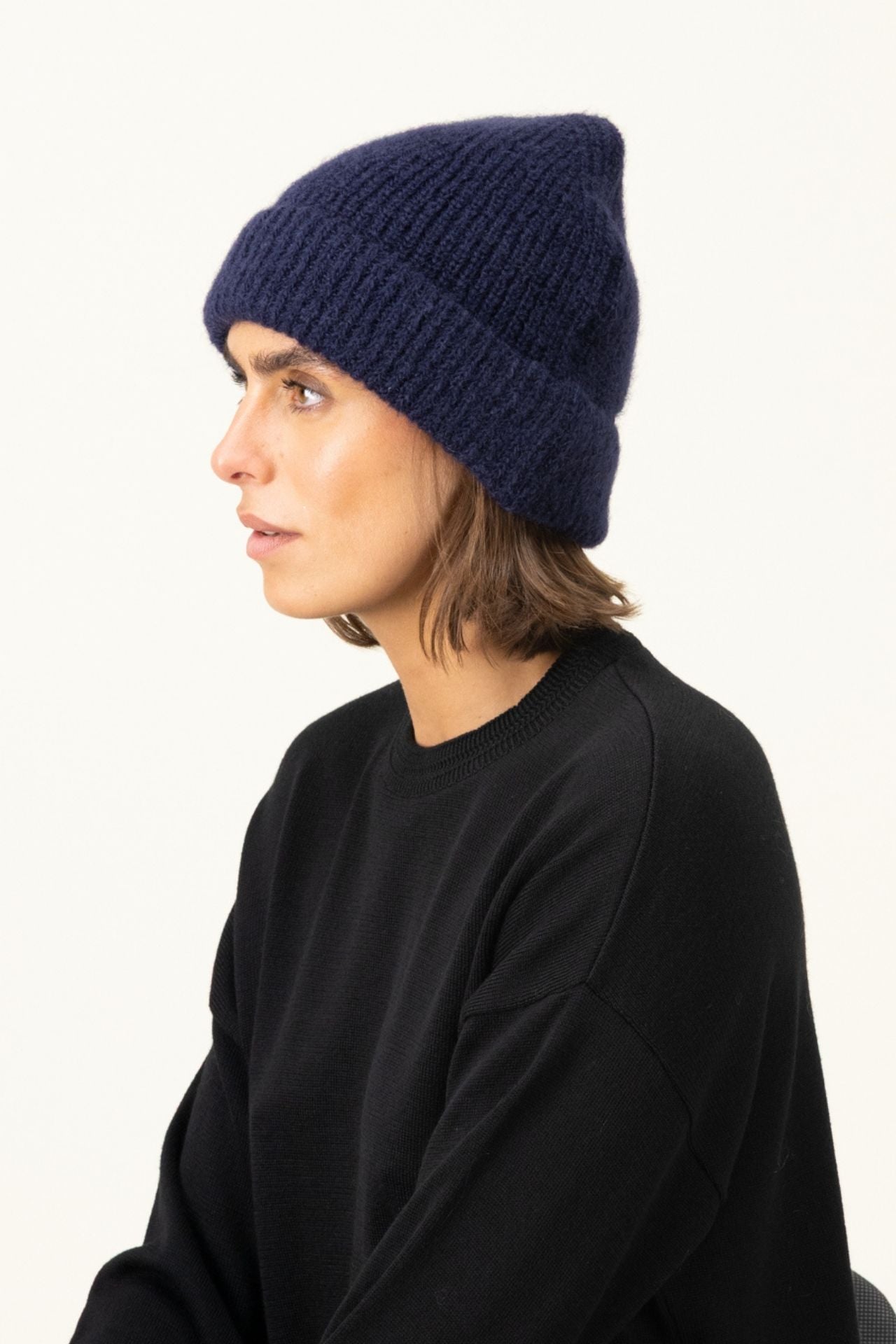 Produit Bonnet Anouch marine confectionné par la marque Parisienne Tricots Jean Marc 1972.