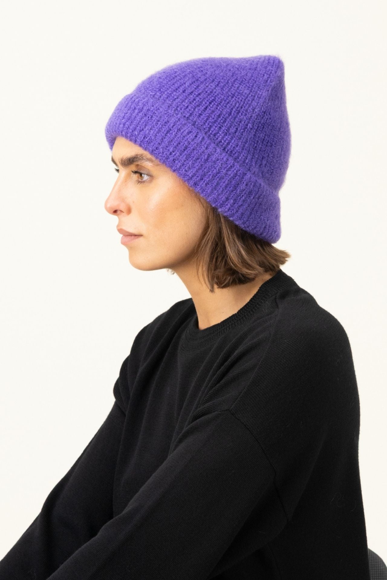 Produit Bonnet Anouch violet confectionné par la marque Parisienne Tricots Jean Marc 1972.