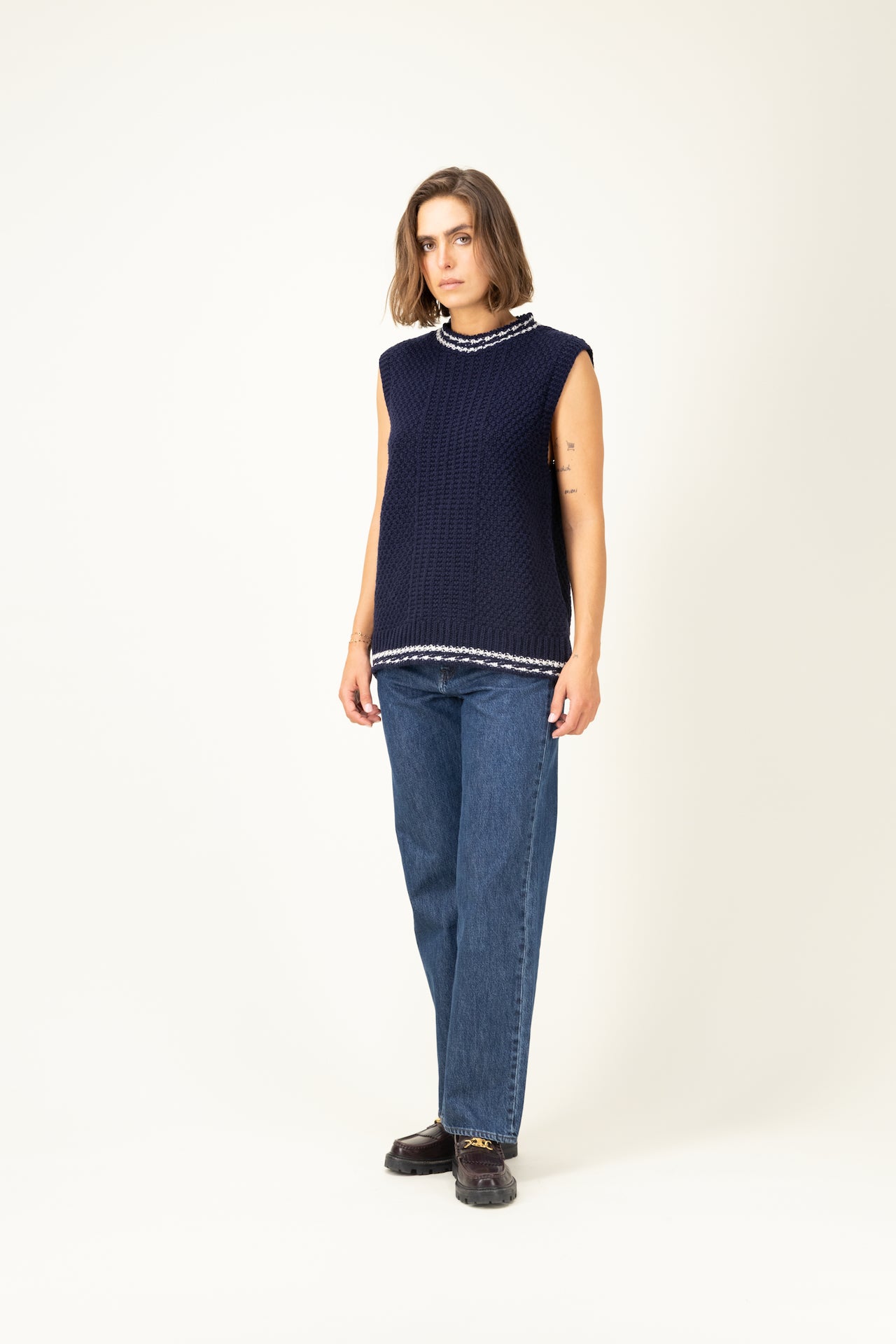 Produit Débardeur Méliné Marine / Écru confectionné par la marque Parisienne Tricots Jean Marc 1972.