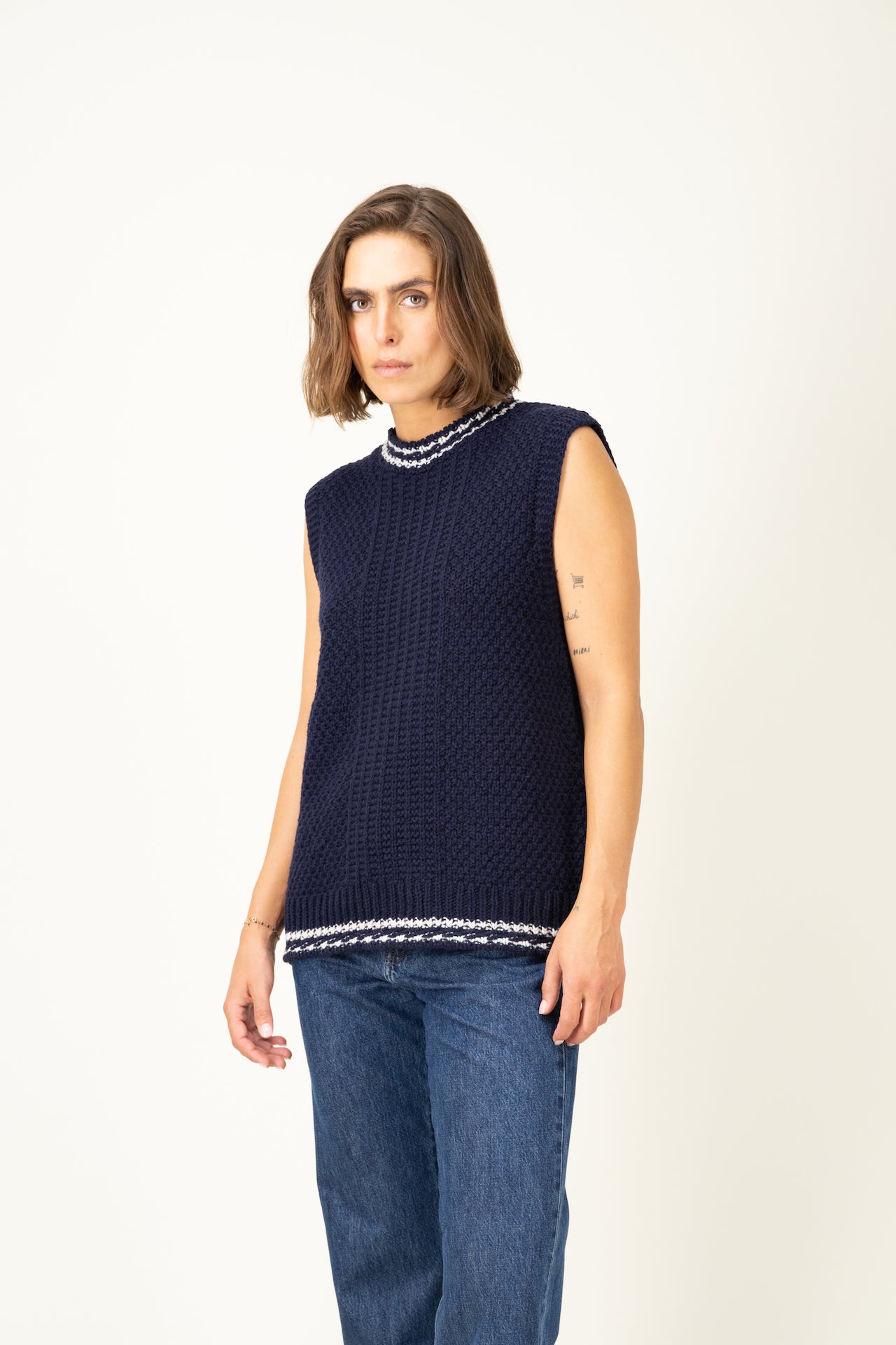 Produit Débardeur Méliné Marine / Écru confectionné par la marque Parisienne Tricots Jean Marc 1972.