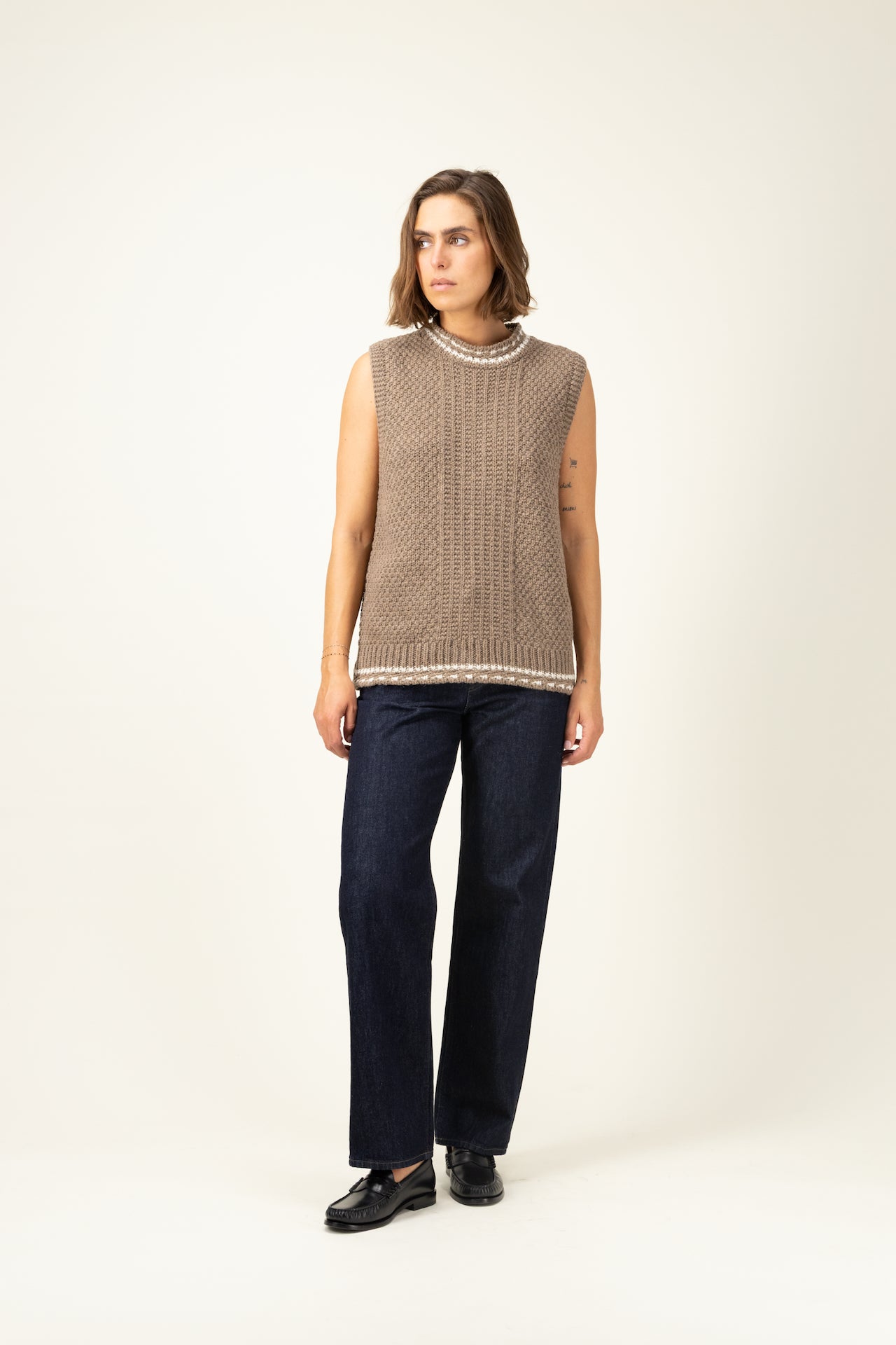 Produit Débardeur Méliné Taupe / Écru confectionné par la marque Parisienne Tricots Jean Marc 1972.