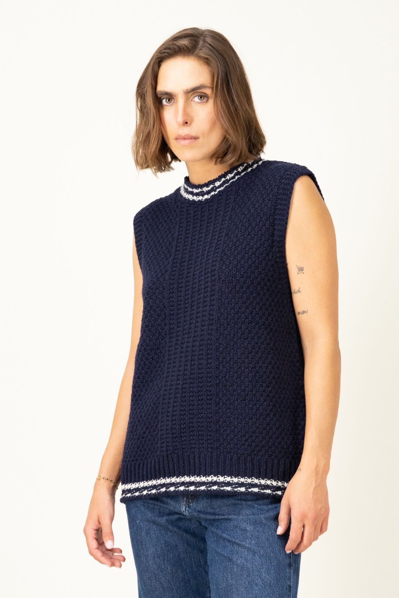 Produit Débardeur Méliné Marine / Écru confectionné par la marque Parisienne Tricots Jean Marc 1972.