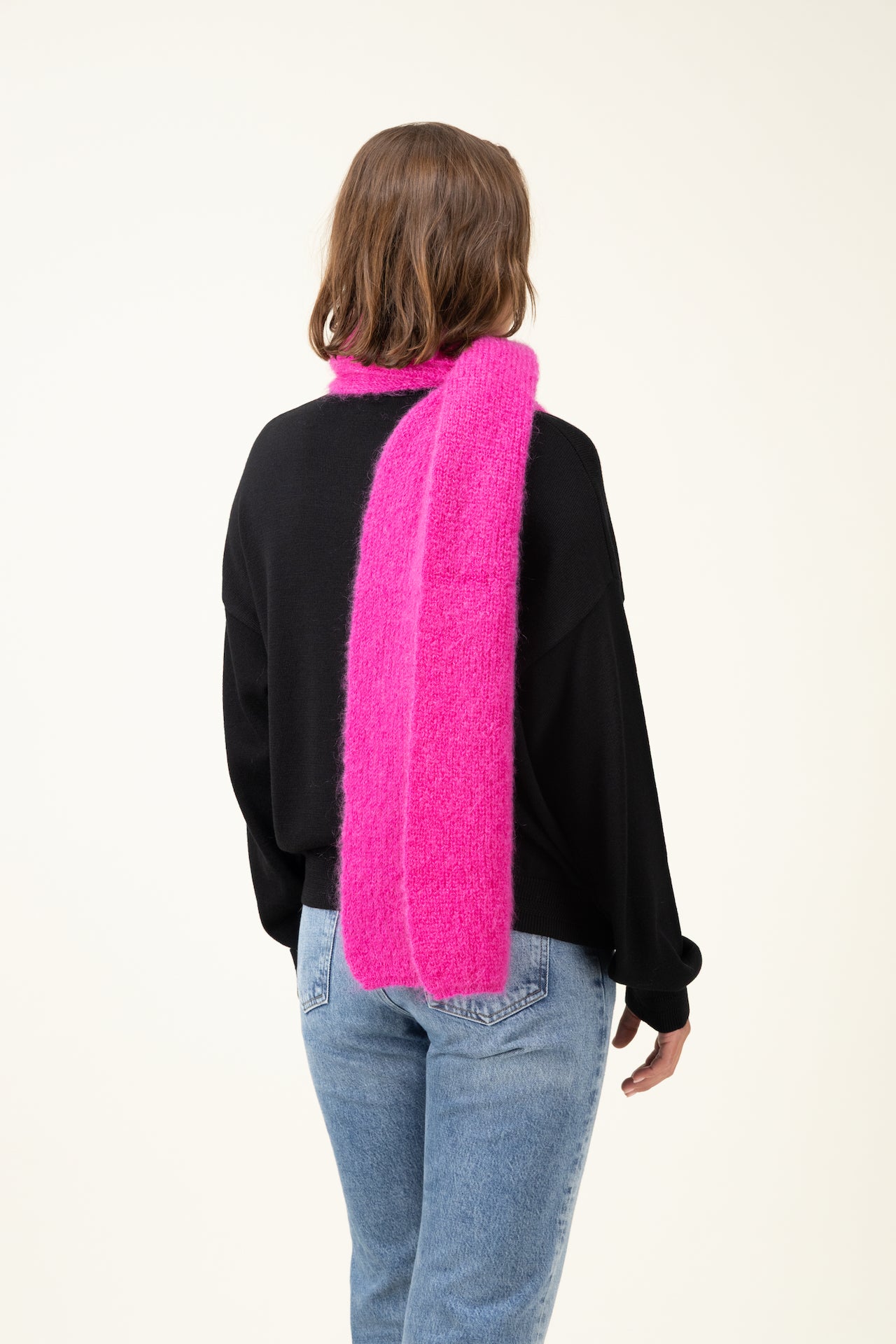 Produit Echarpe Anouch fuchsia confectionné par la marque Parisienne Tricots Jean Marc 1972.