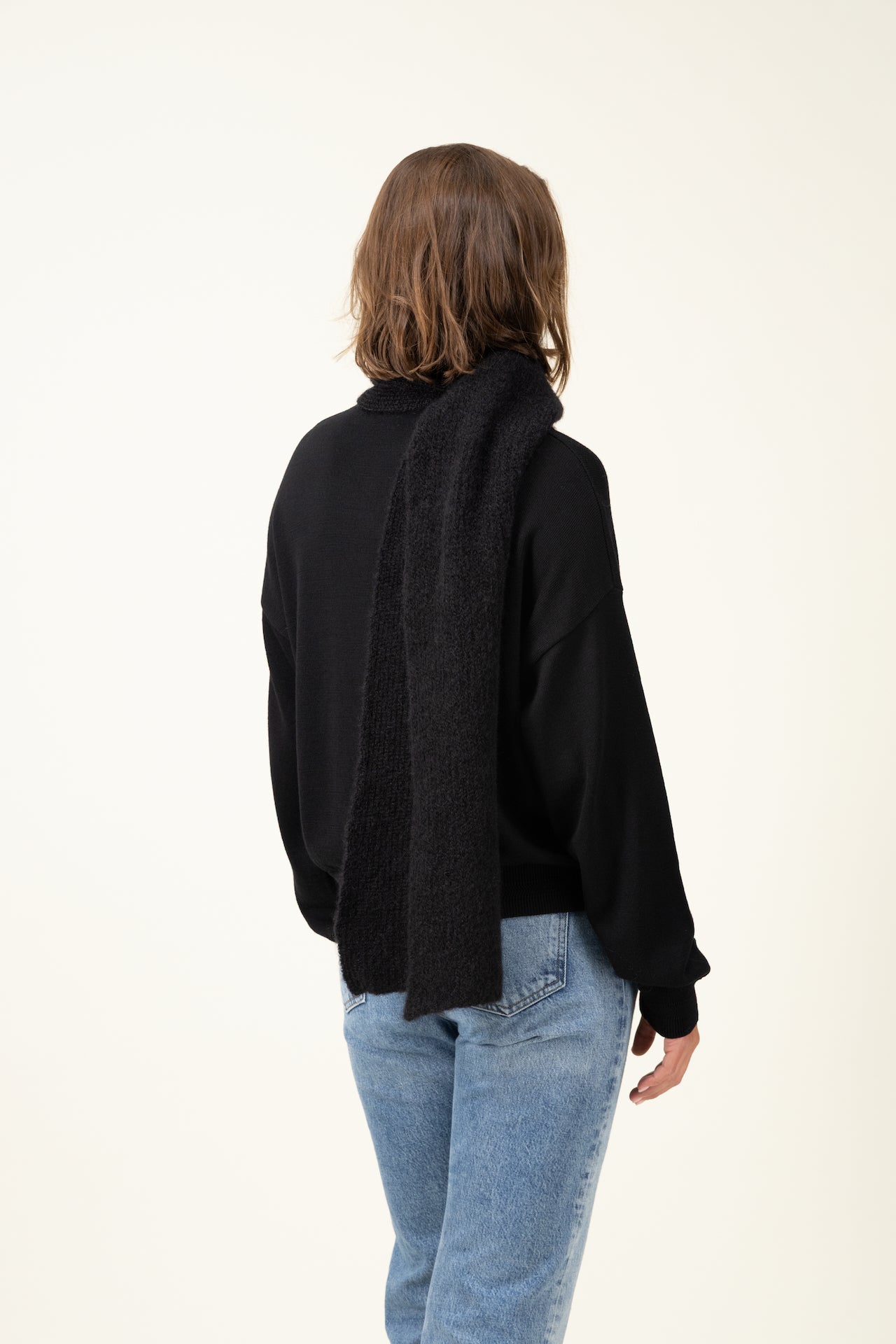 Produit Echarpe Anouch noir confectionné par la marque Parisienne Tricots Jean Marc 1972.