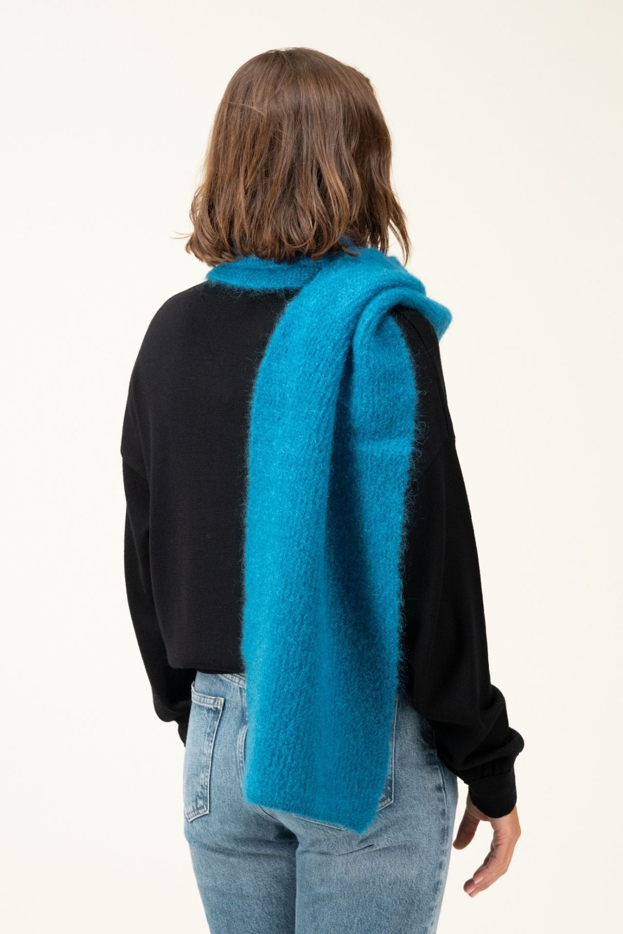 Produit Echarpe Anouch bleu canard confectionné par la marque Parisienne Tricots Jean Marc 1972.