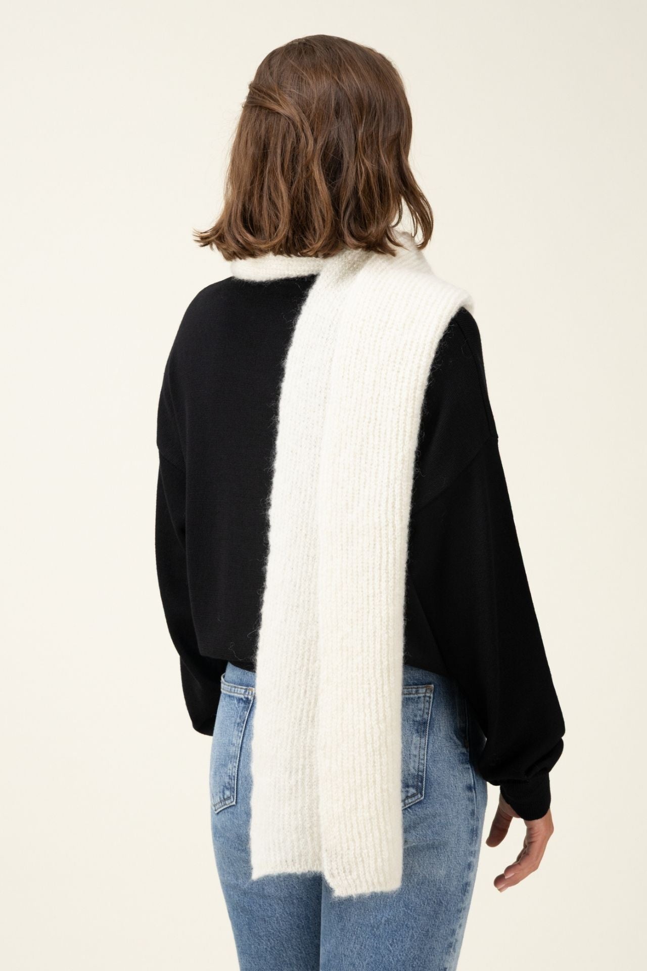 Produit Echarpe Anouch écru confectionné par la marque Parisienne Tricots Jean Marc 1972.