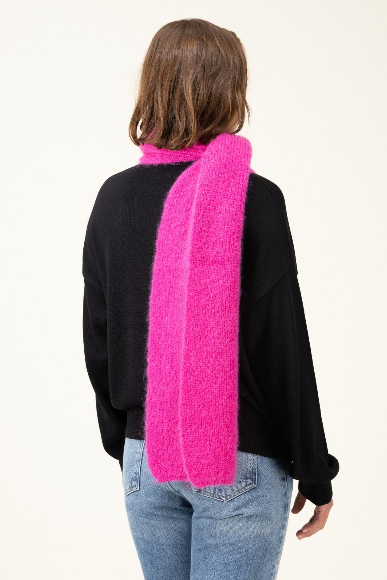 Produit Echarpe Anouch fuchsia confectionné par la marque Parisienne Tricots Jean Marc 1972.