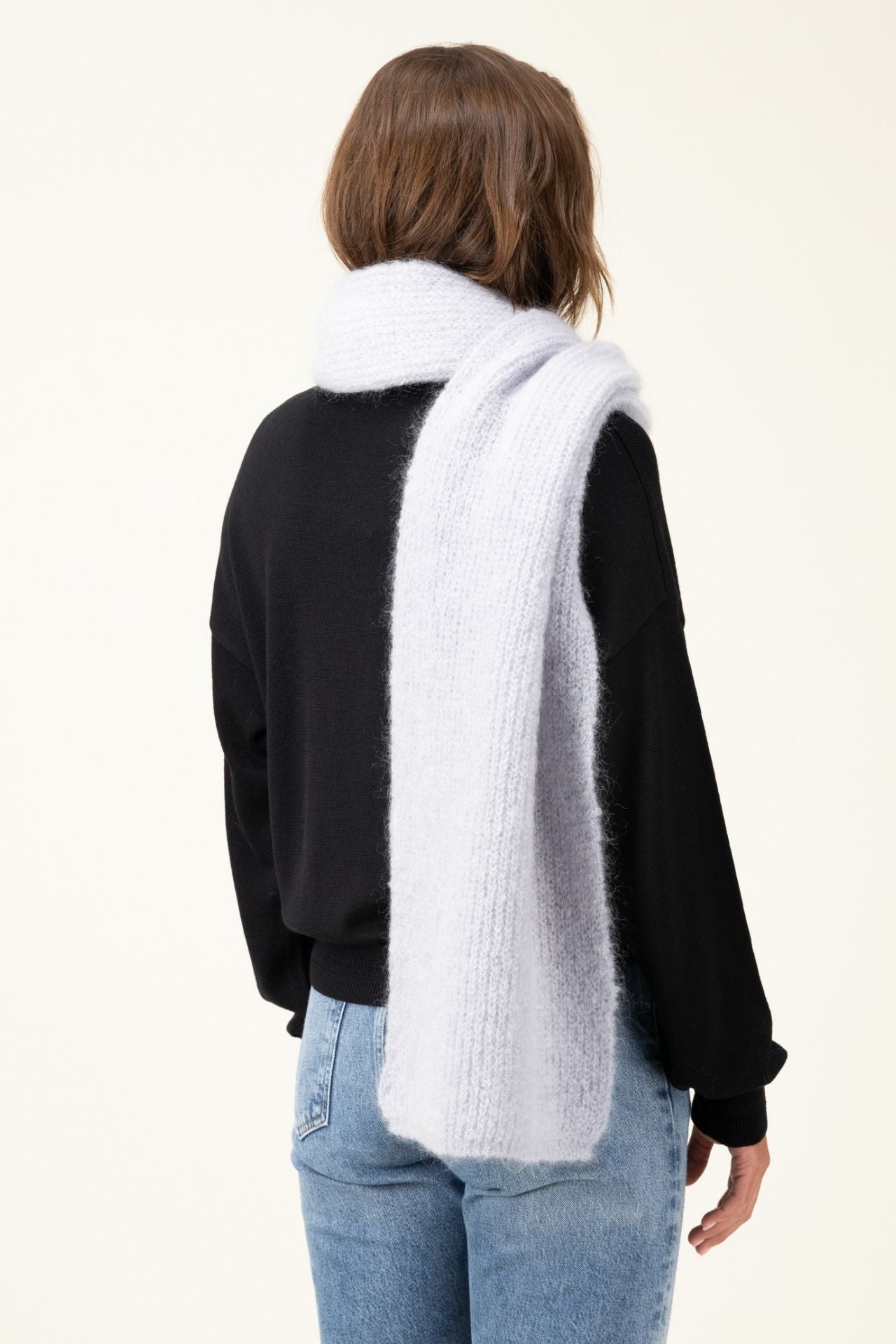 Produit Echarpe Anouch gris confectionné par la marque Parisienne Tricots Jean Marc 1972.