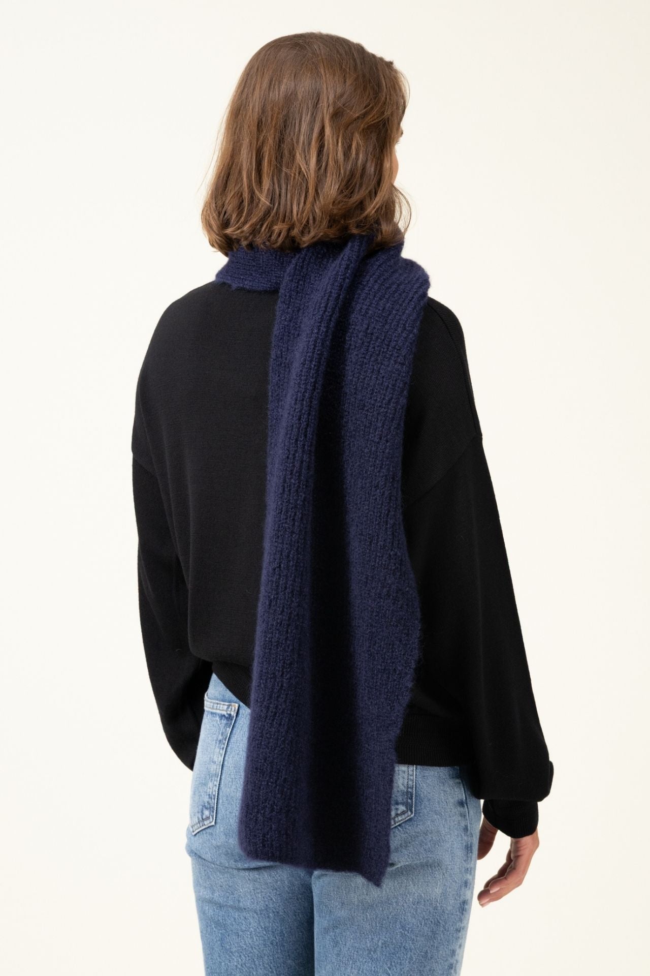 Produit Echarpe Anouch marine confectionné par la marque Parisienne Tricots Jean Marc 1972.