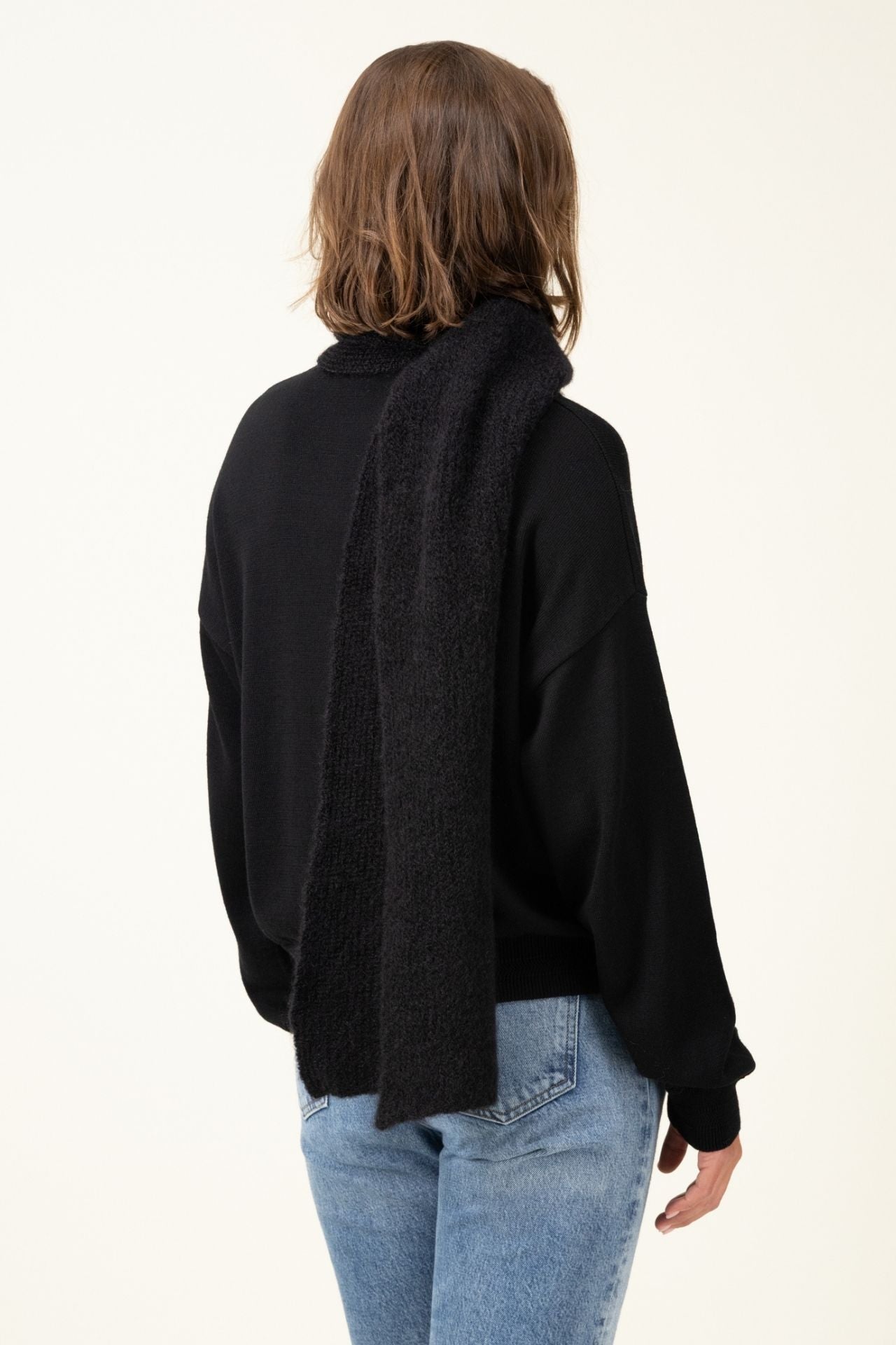 Produit Echarpe Anouch noir confectionné par la marque Parisienne Tricots Jean Marc 1972.