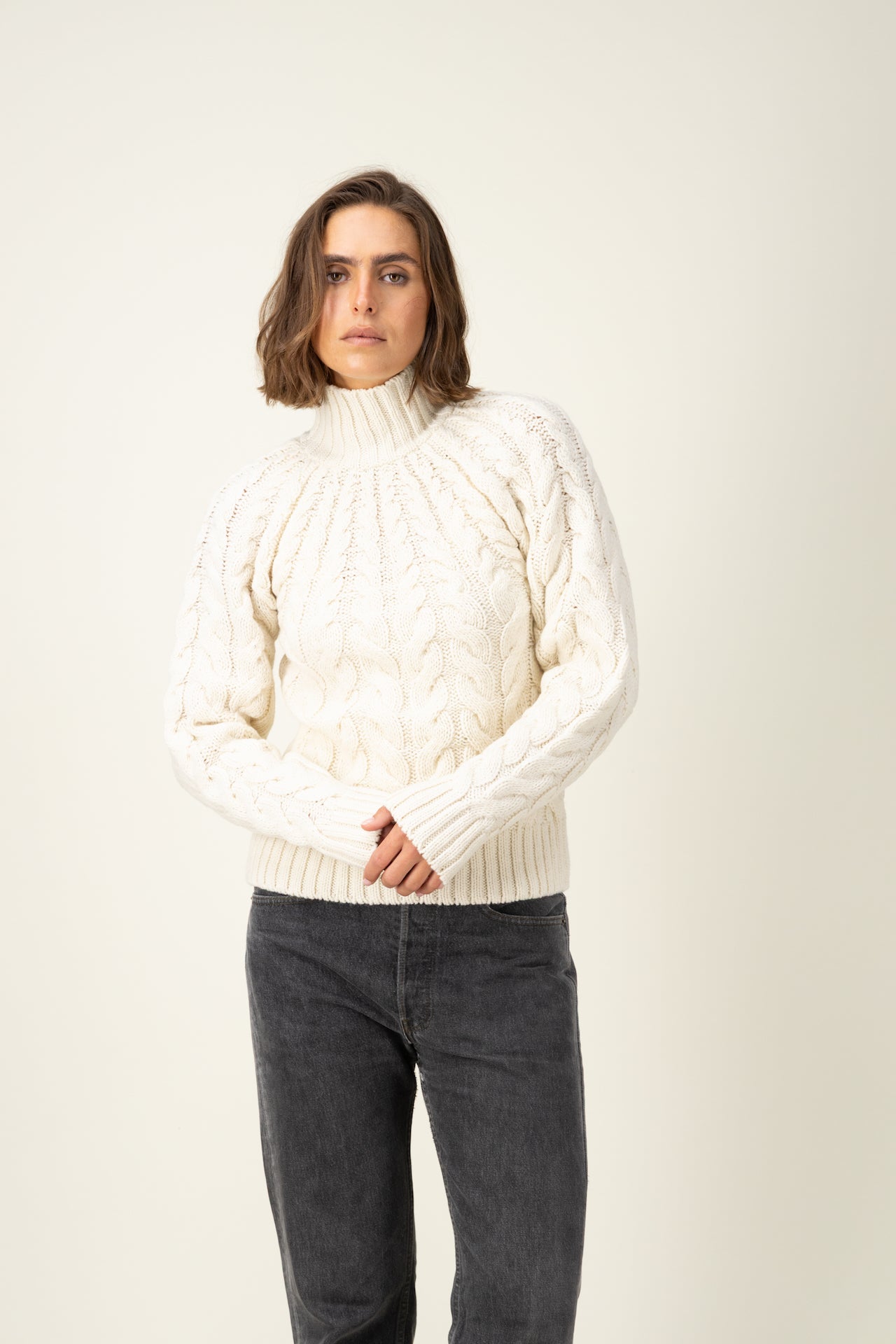Produit Pull Méliné torsades écru confectionné par la marque Parisienne Tricots Jean Marc 1972.