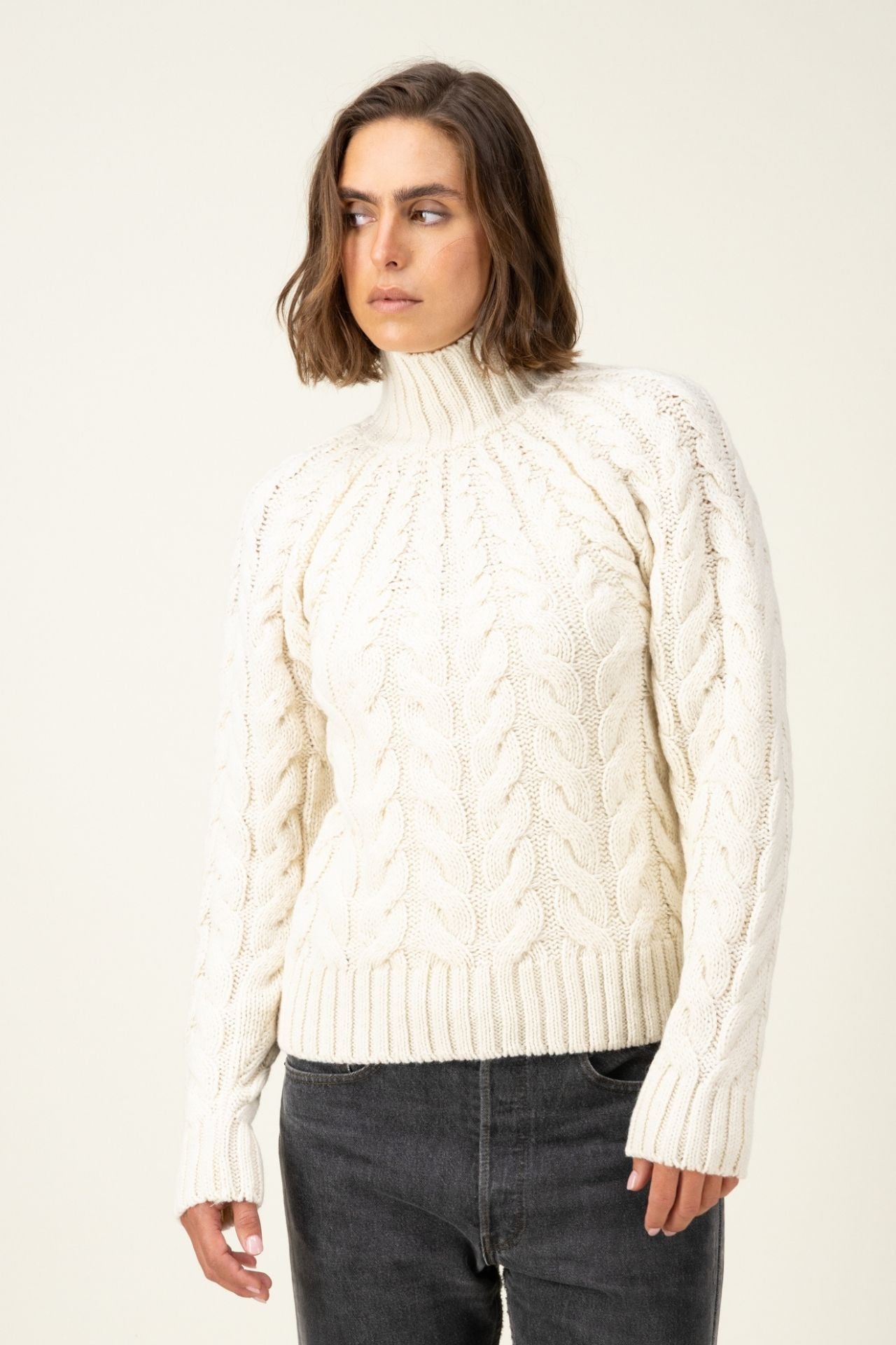 Produit Pull Méliné torsades écru confectionné par la marque Parisienne Tricots Jean Marc 1972.